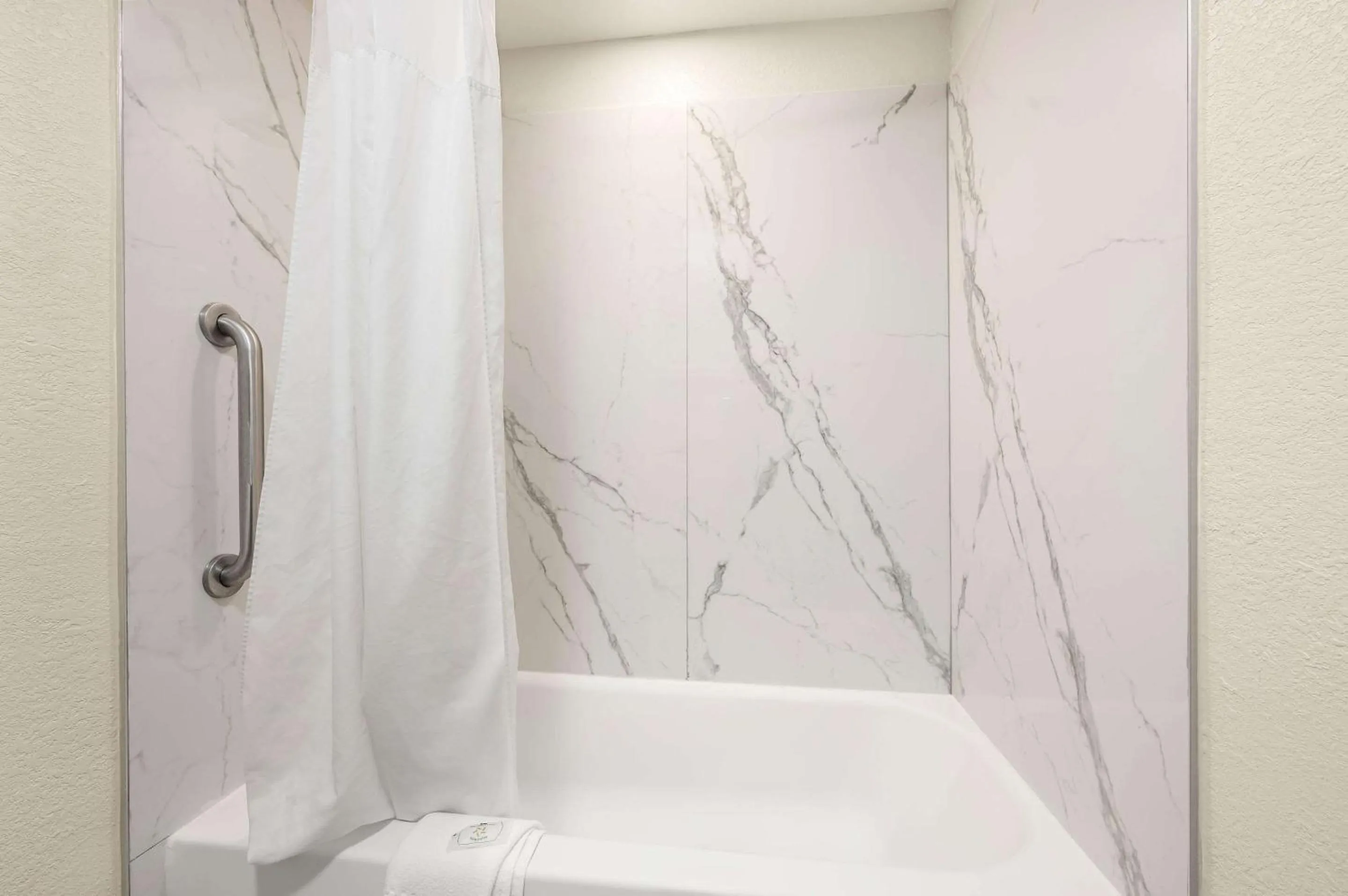 Bedroom in Quality Inn Pelham I-65 exit 246