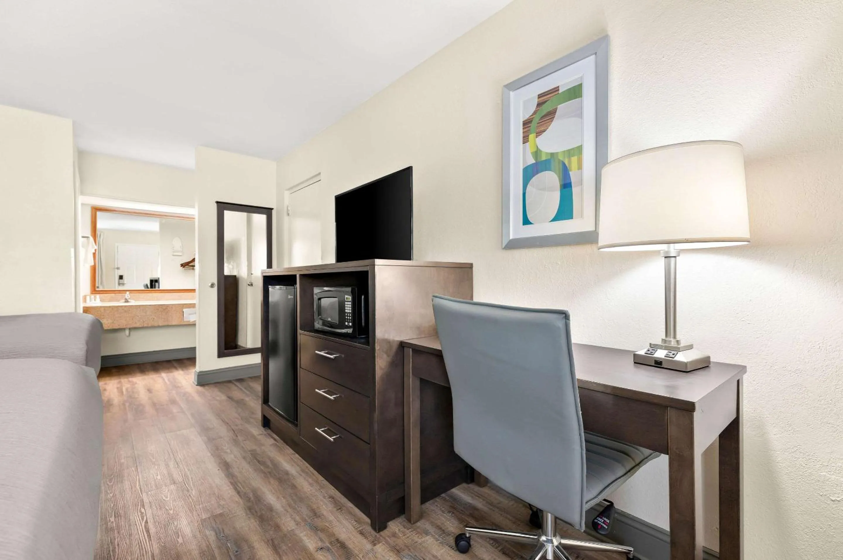 Bedroom in Quality Inn Pelham I-65 exit 246