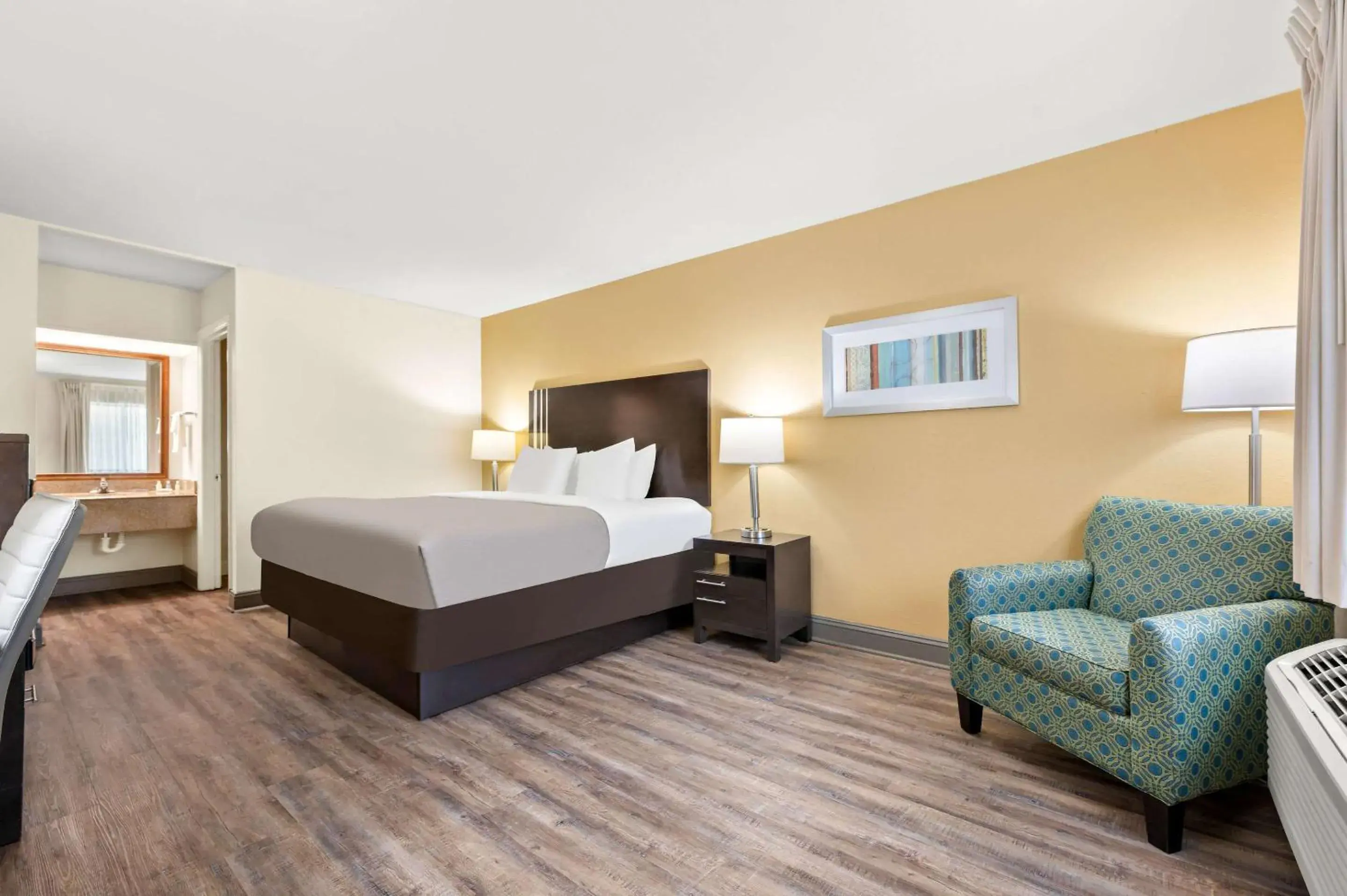 Bedroom, Bed in Quality Inn Pelham I-65 exit 246 Bedroom, Bed in Quality Inn Pelham I-65 exit 246