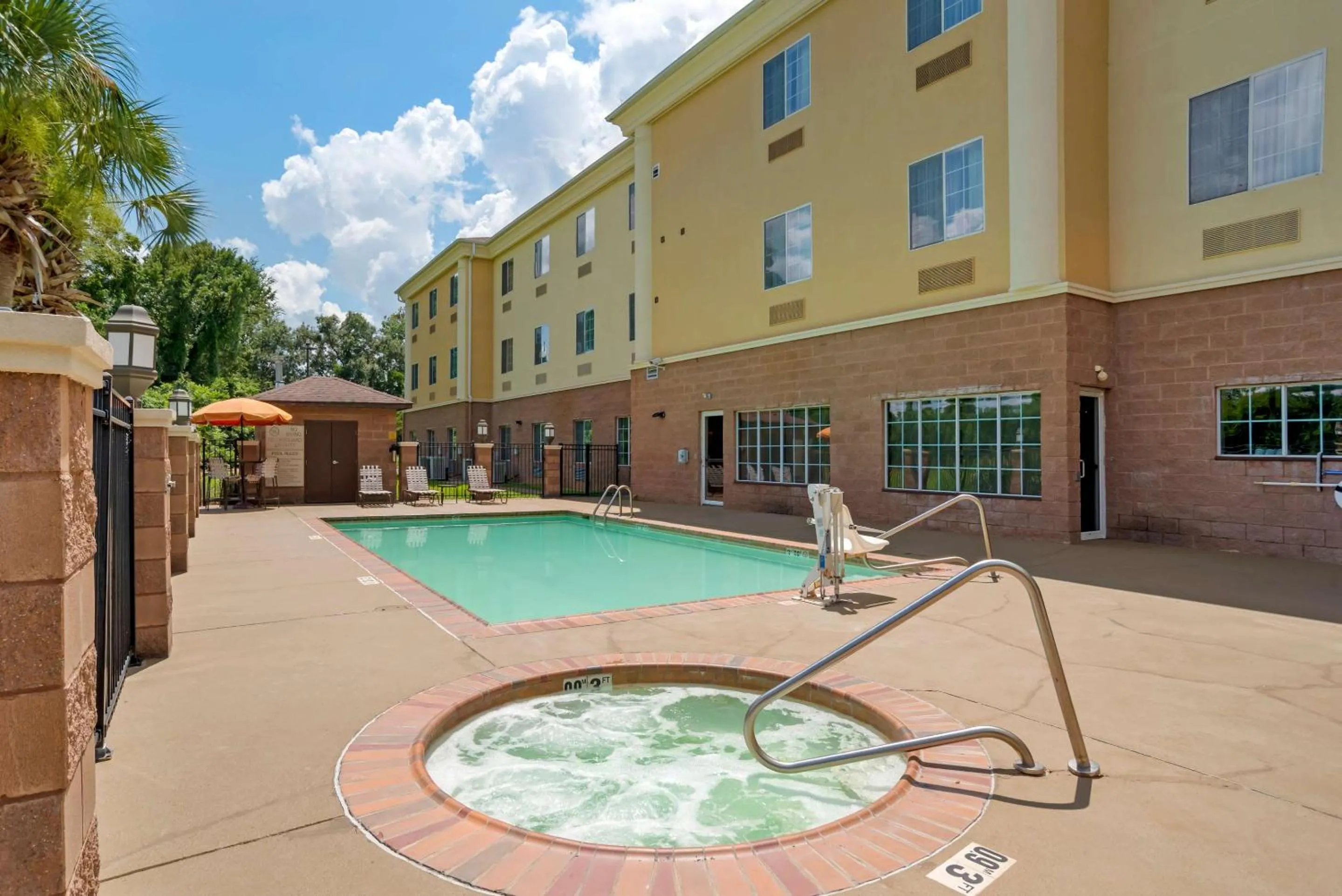 Swimming pool in Comfort Suites Alexandria North