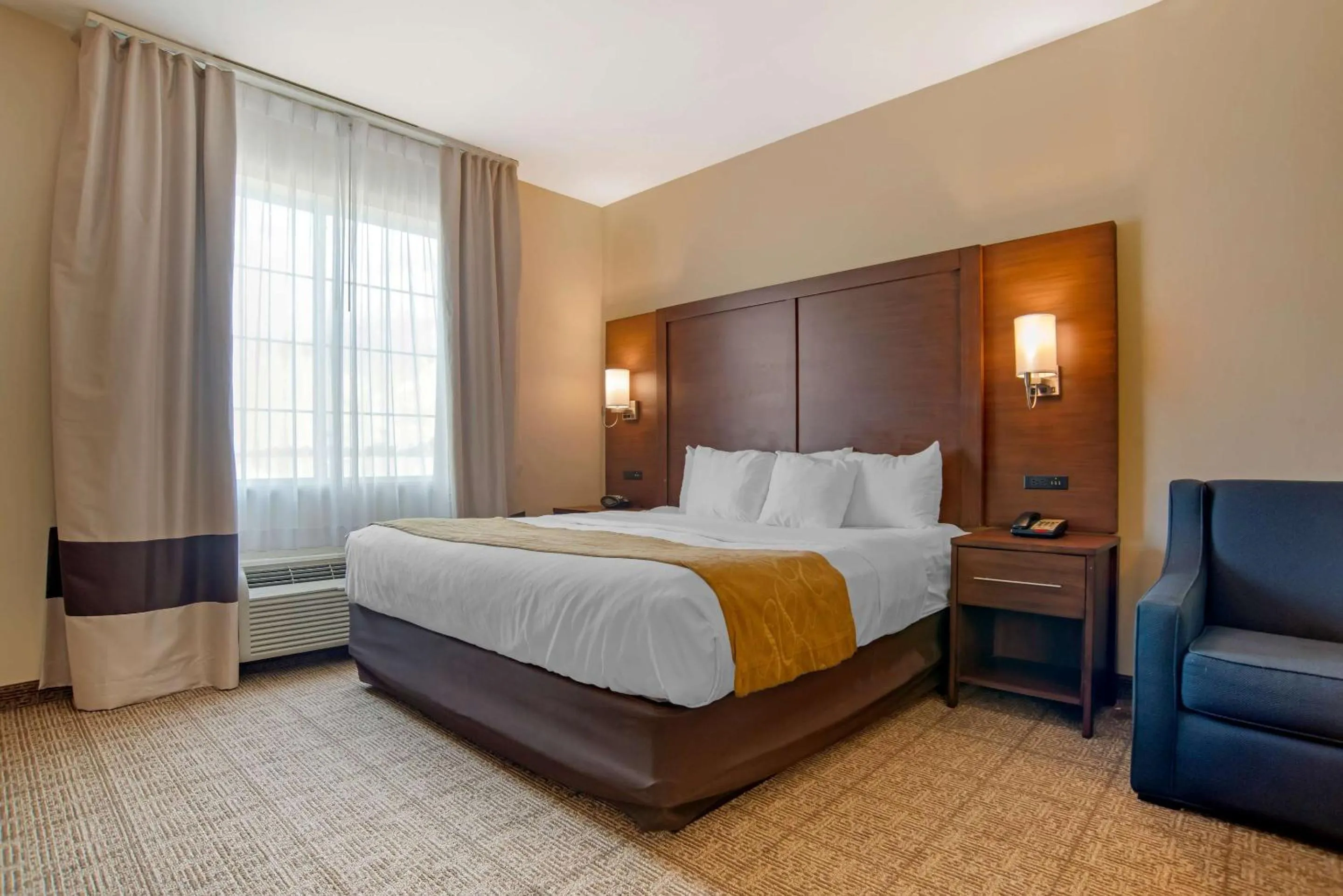 Bedroom, Bed in Comfort Suites Alexandria North