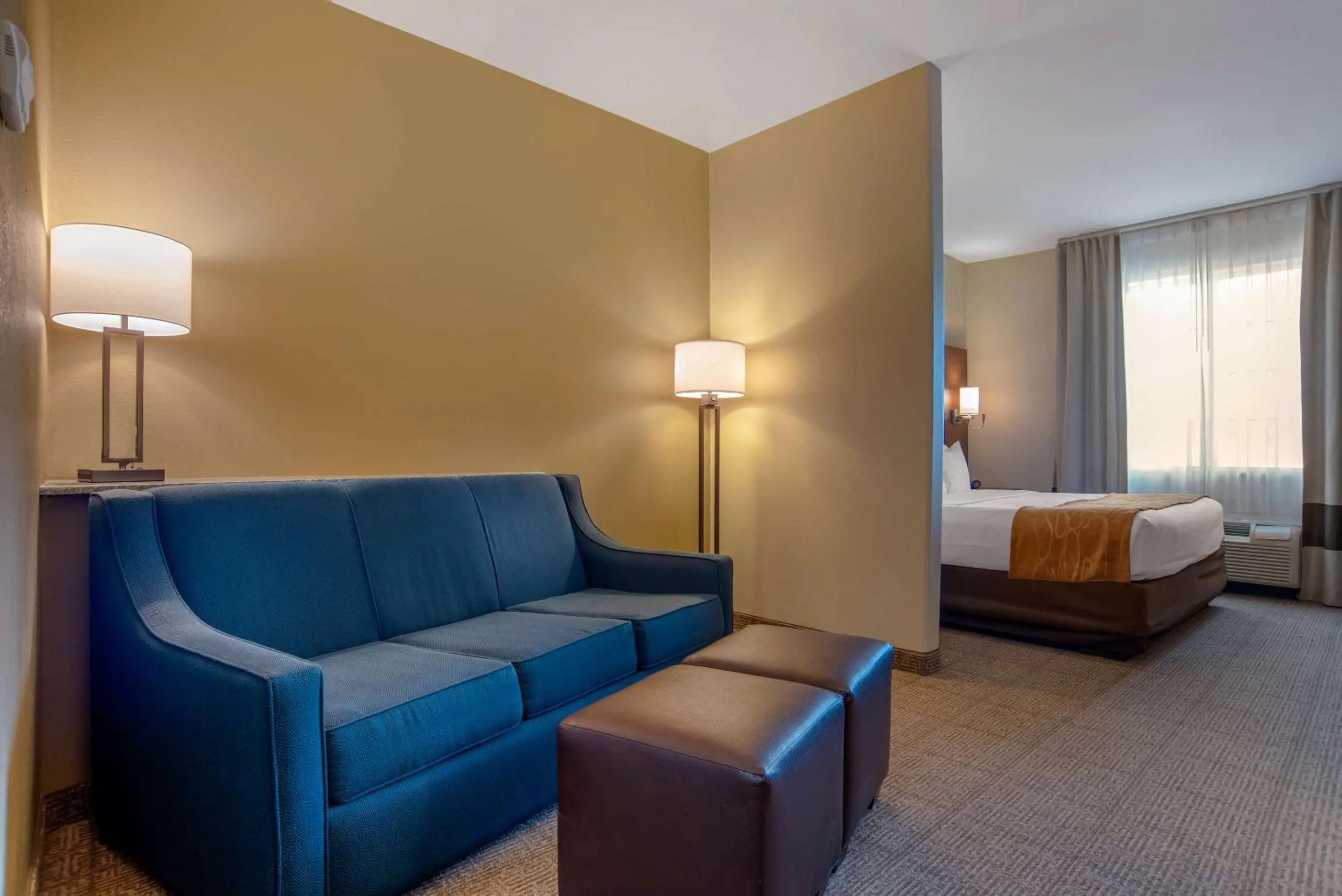 Bedroom, Bed in Comfort Suites Alexandria North