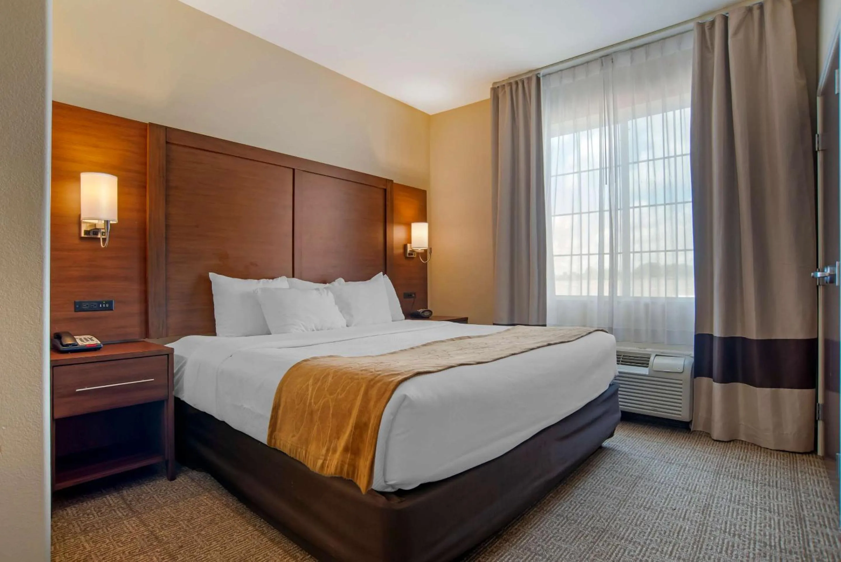 Bedroom, Bed in Comfort Suites Alexandria North