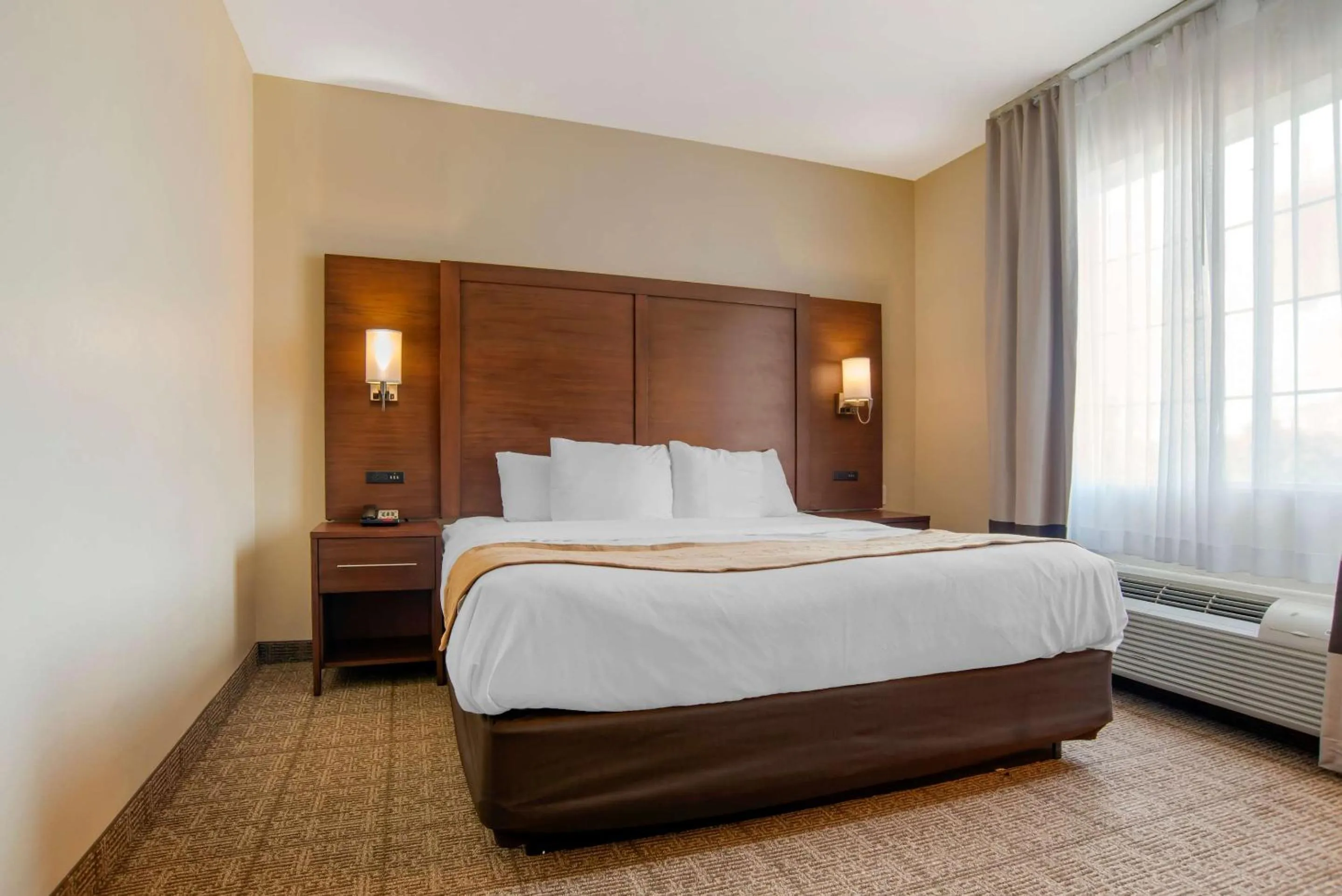 Bedroom, Bed in Comfort Suites Alexandria North