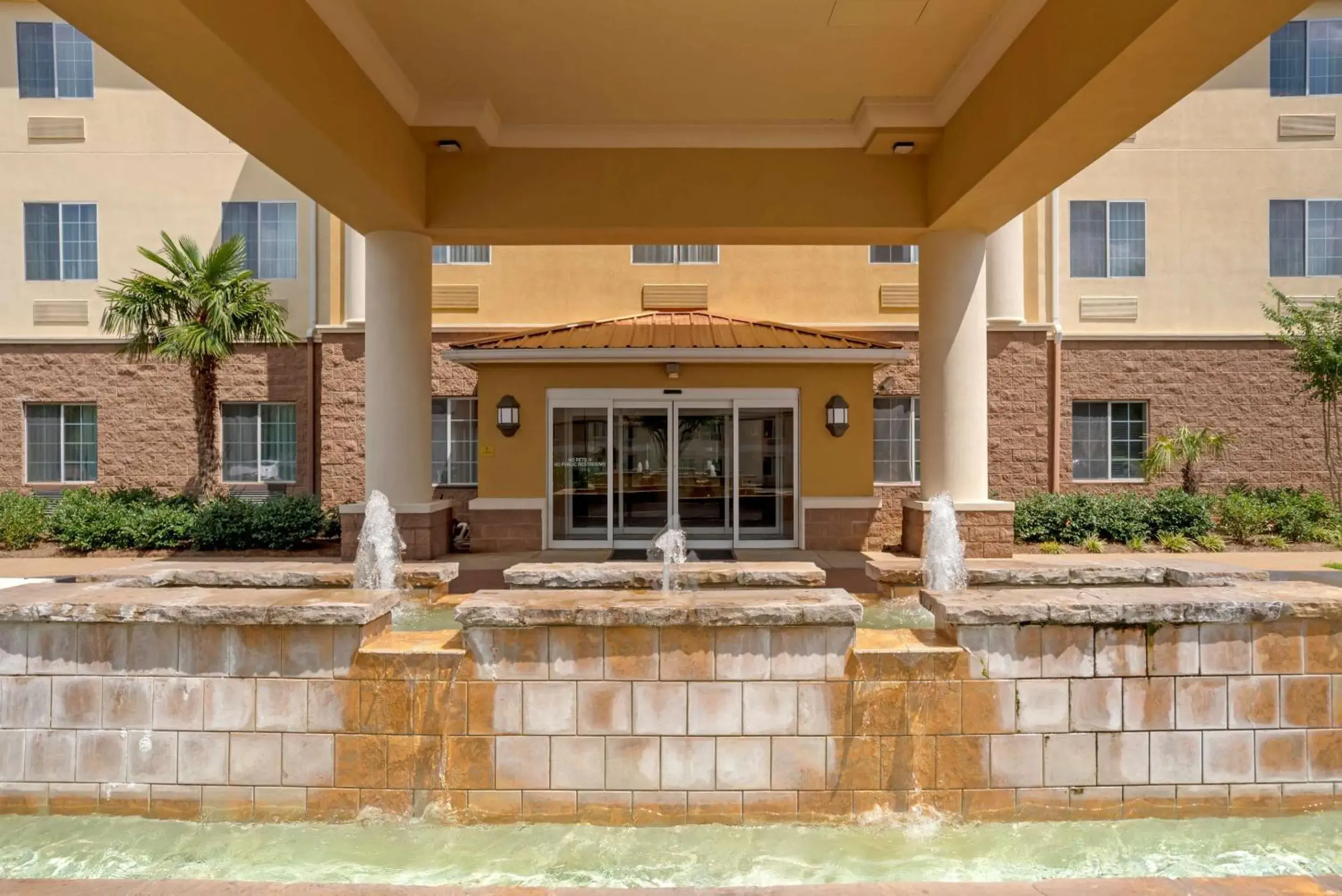 Property building in Comfort Suites Alexandria North Property building in Comfort Suites Alexandria North