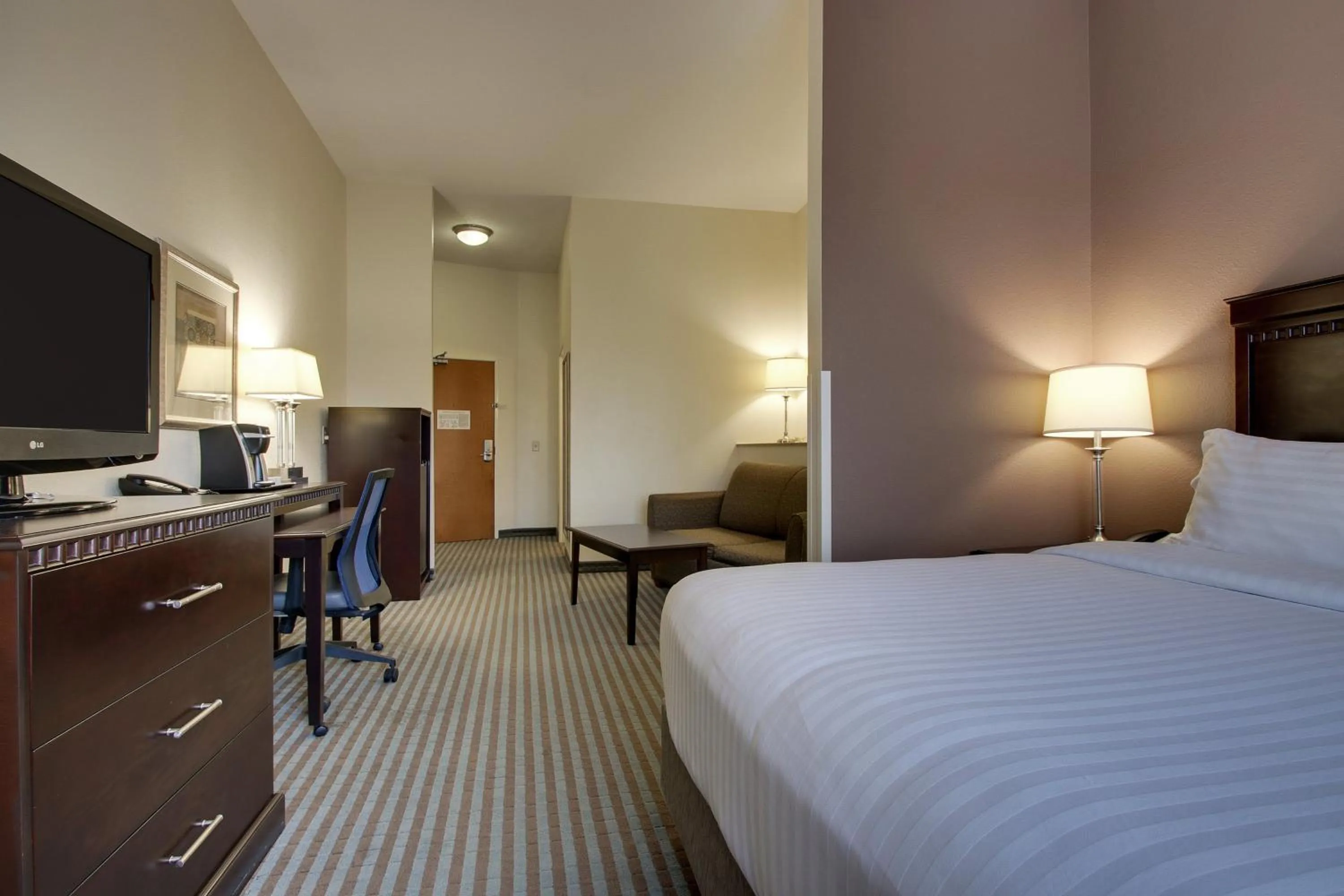 Photo of the whole room, Bed in Holiday Inn Express Leland - Wilmington Area by IHG
