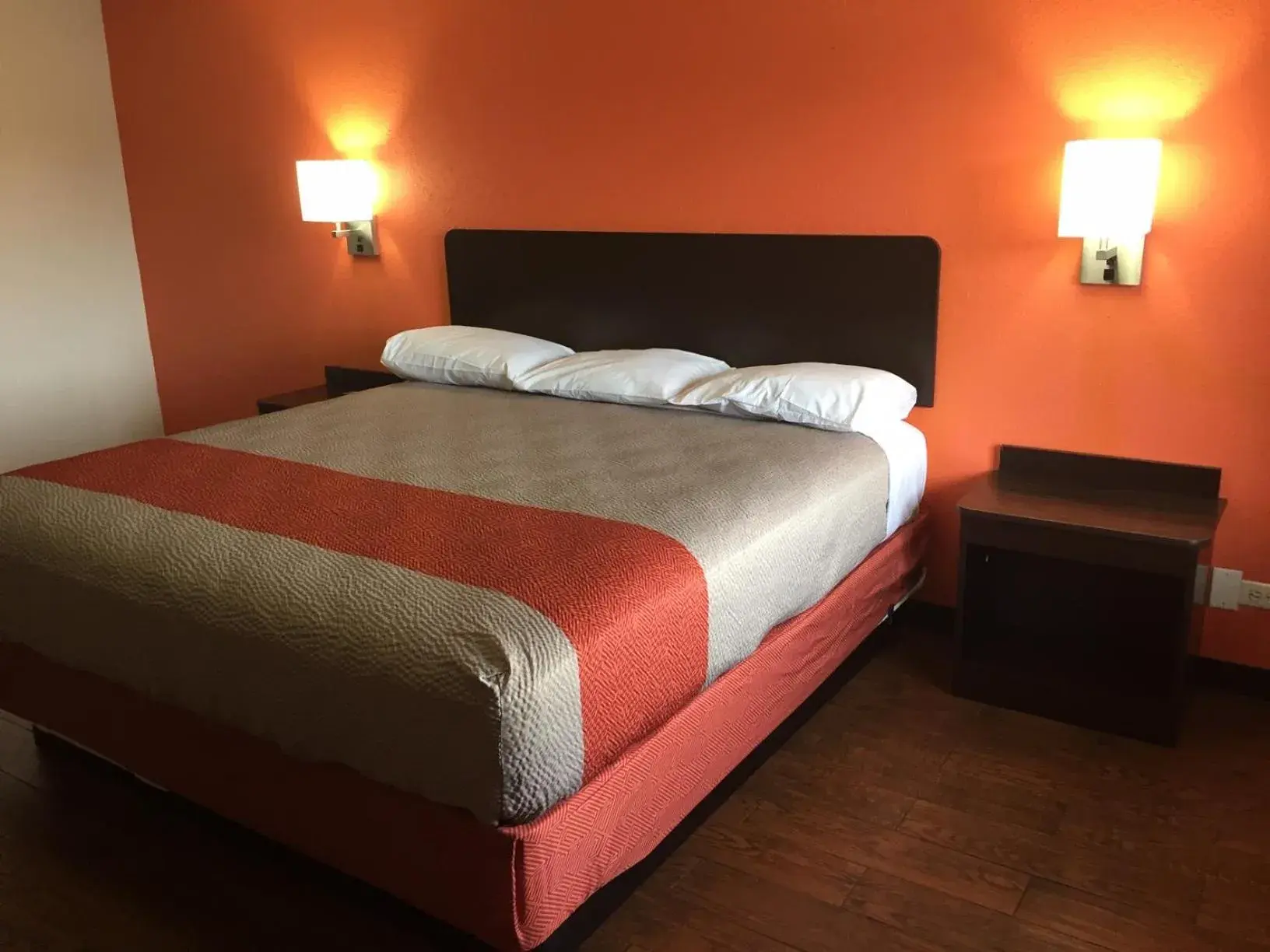 King Room with Roll-in Shower - single occupancy - Disability Access - Non-Smoking in Motel 6-Waco, TX King Room with Roll-in Shower - single occupancy - Disability Access - Non-Smoking in Motel 6-Waco, TX