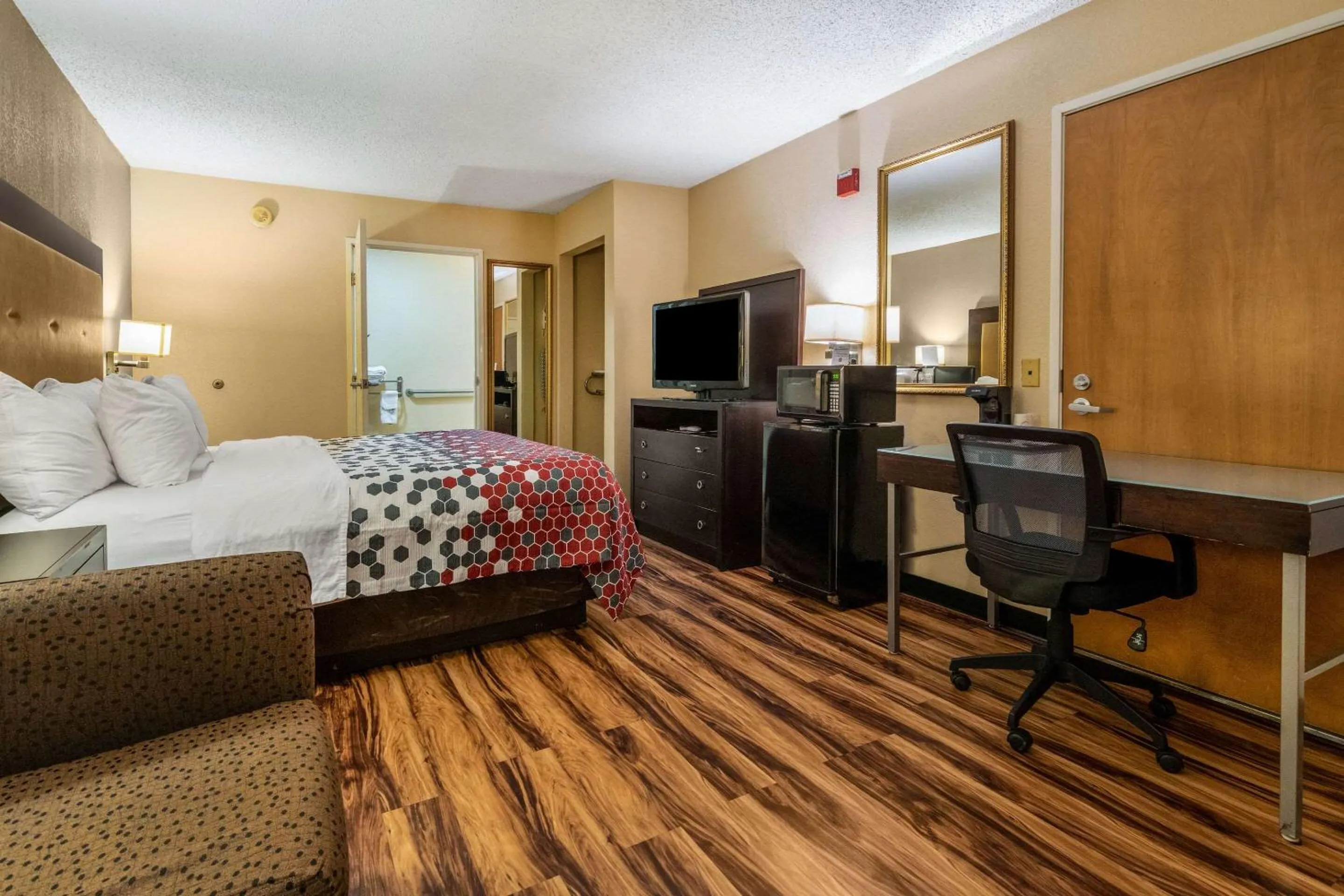 Photo of the whole room, Bed in Econo Lodge Hillsboro I-35