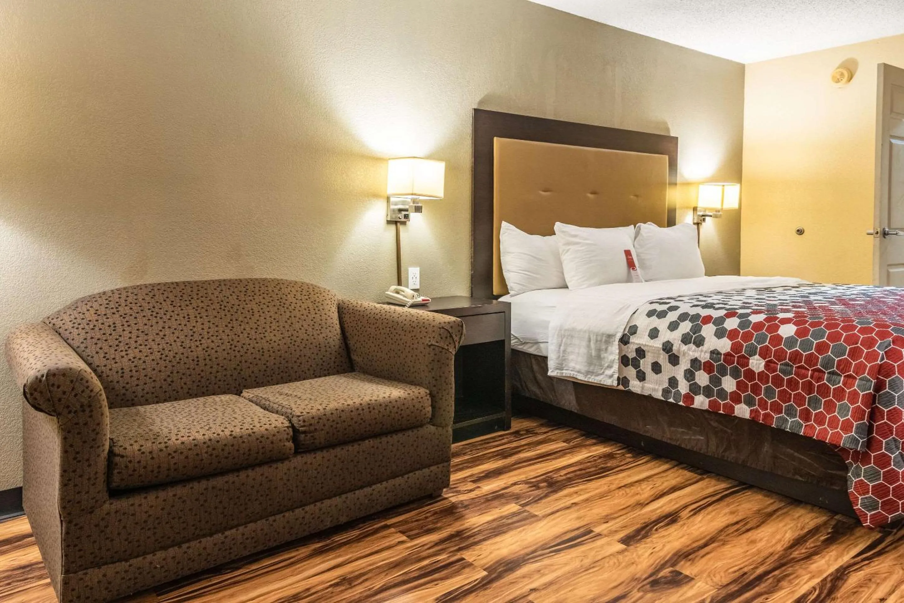 Photo of the whole room, Bed in Econo Lodge Hillsboro I-35