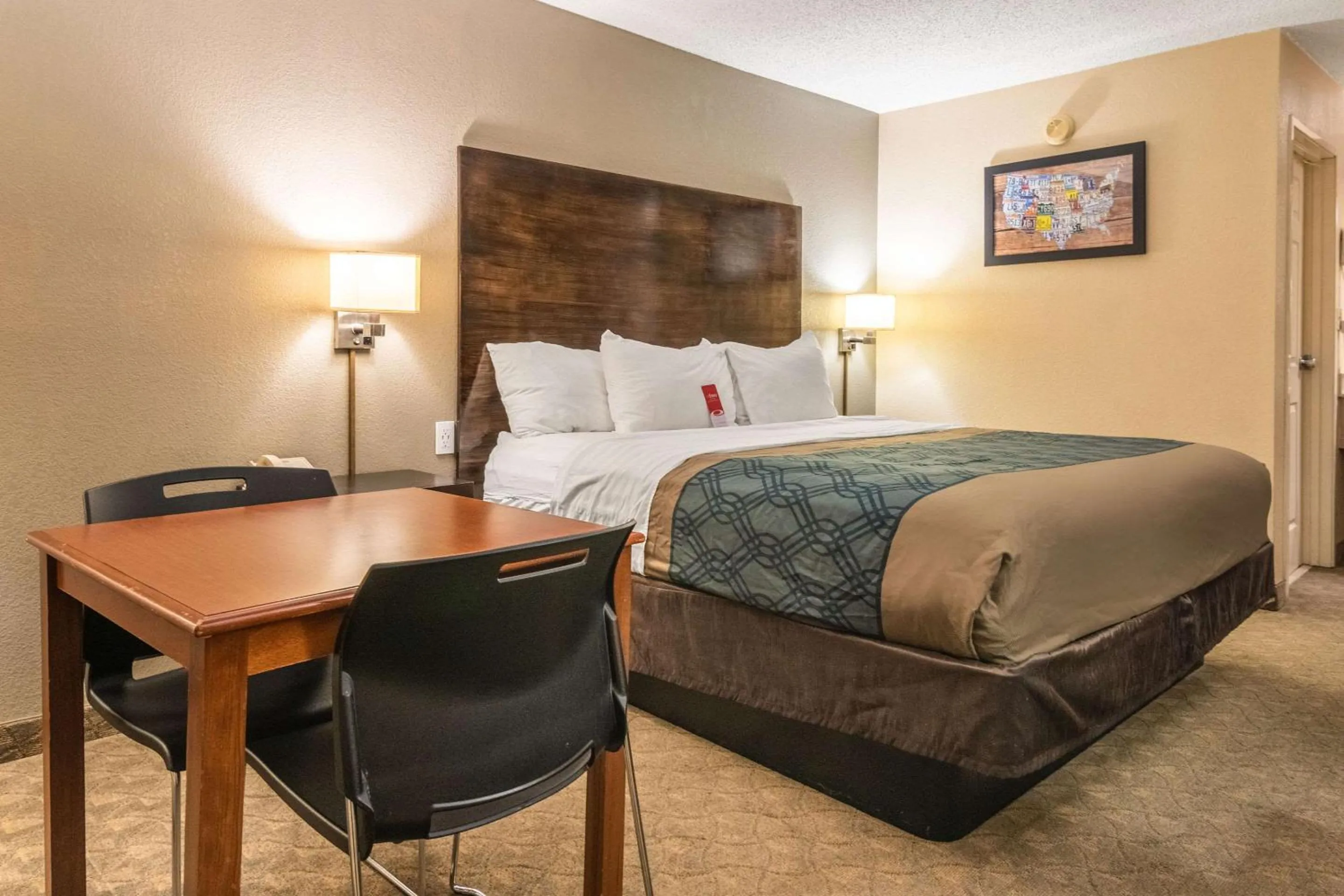 Photo of the whole room, Bed in Econo Lodge Hillsboro I-35