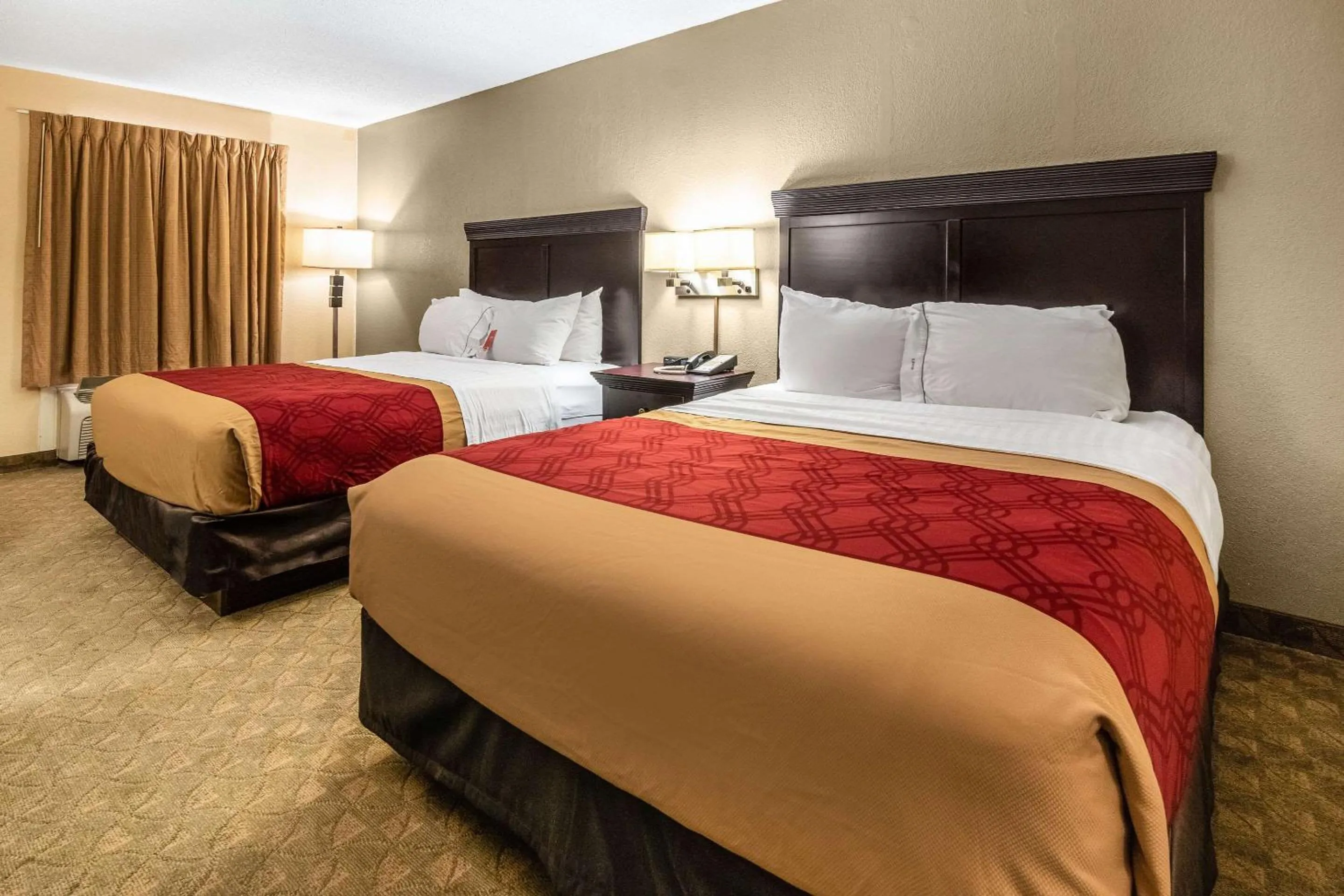 Photo of the whole room, Bed in Econo Lodge Hillsboro I-35