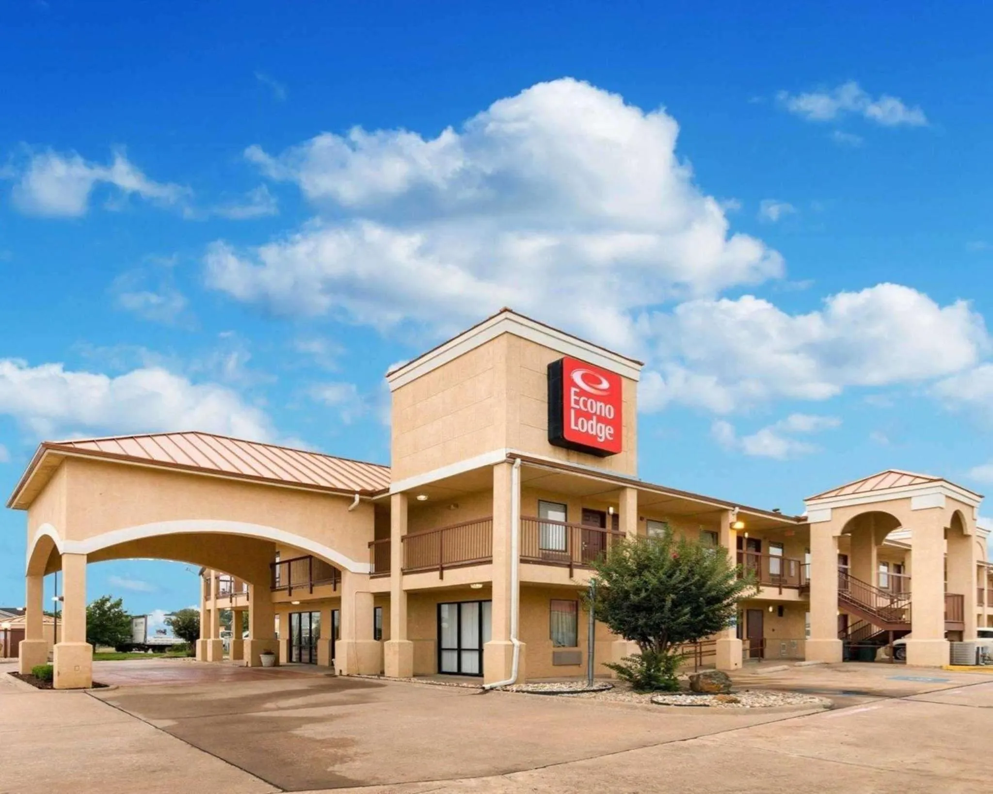 Property building in Econo Lodge Hillsboro I-35
