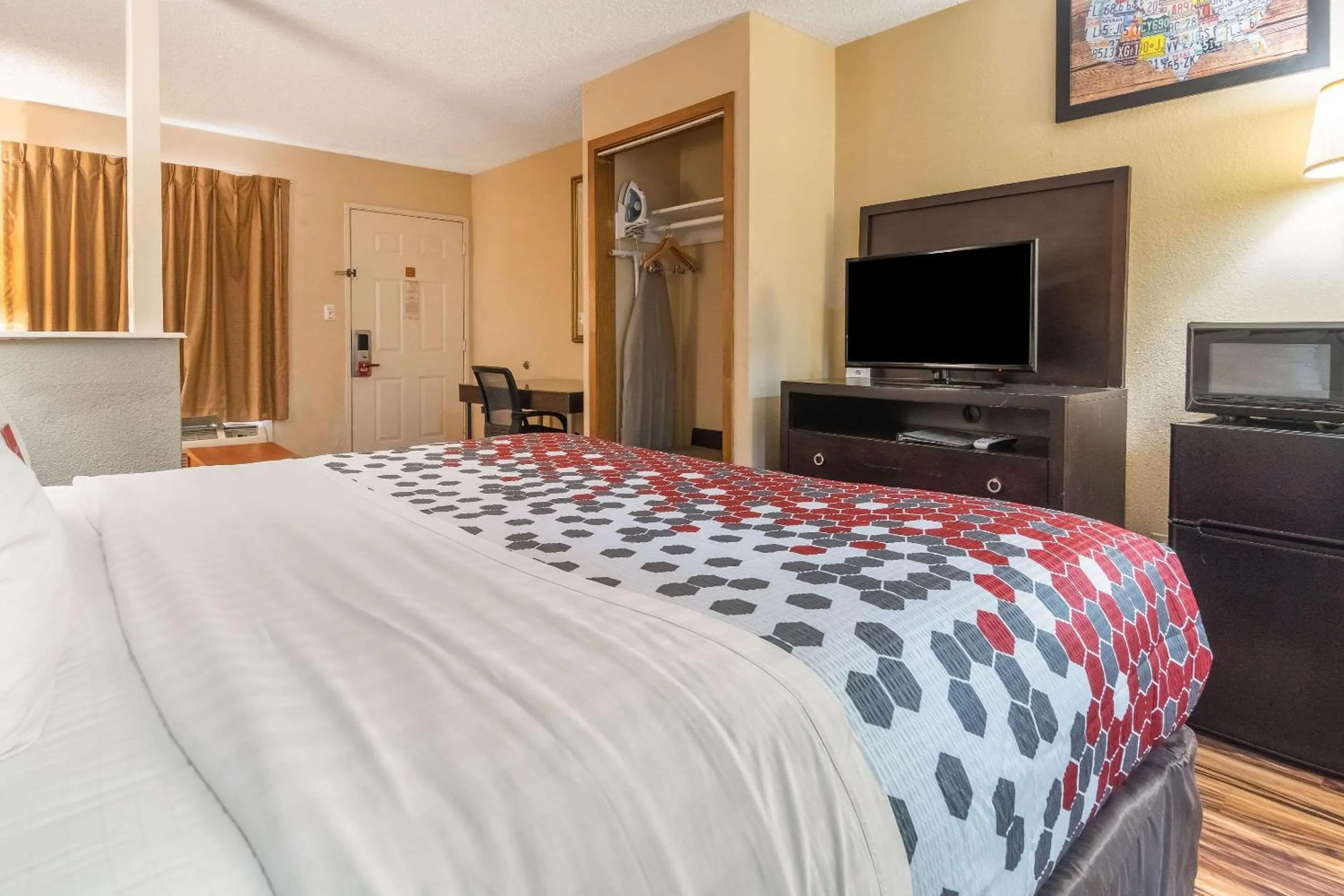 Photo of the whole room, Bed in Econo Lodge Hillsboro I-35