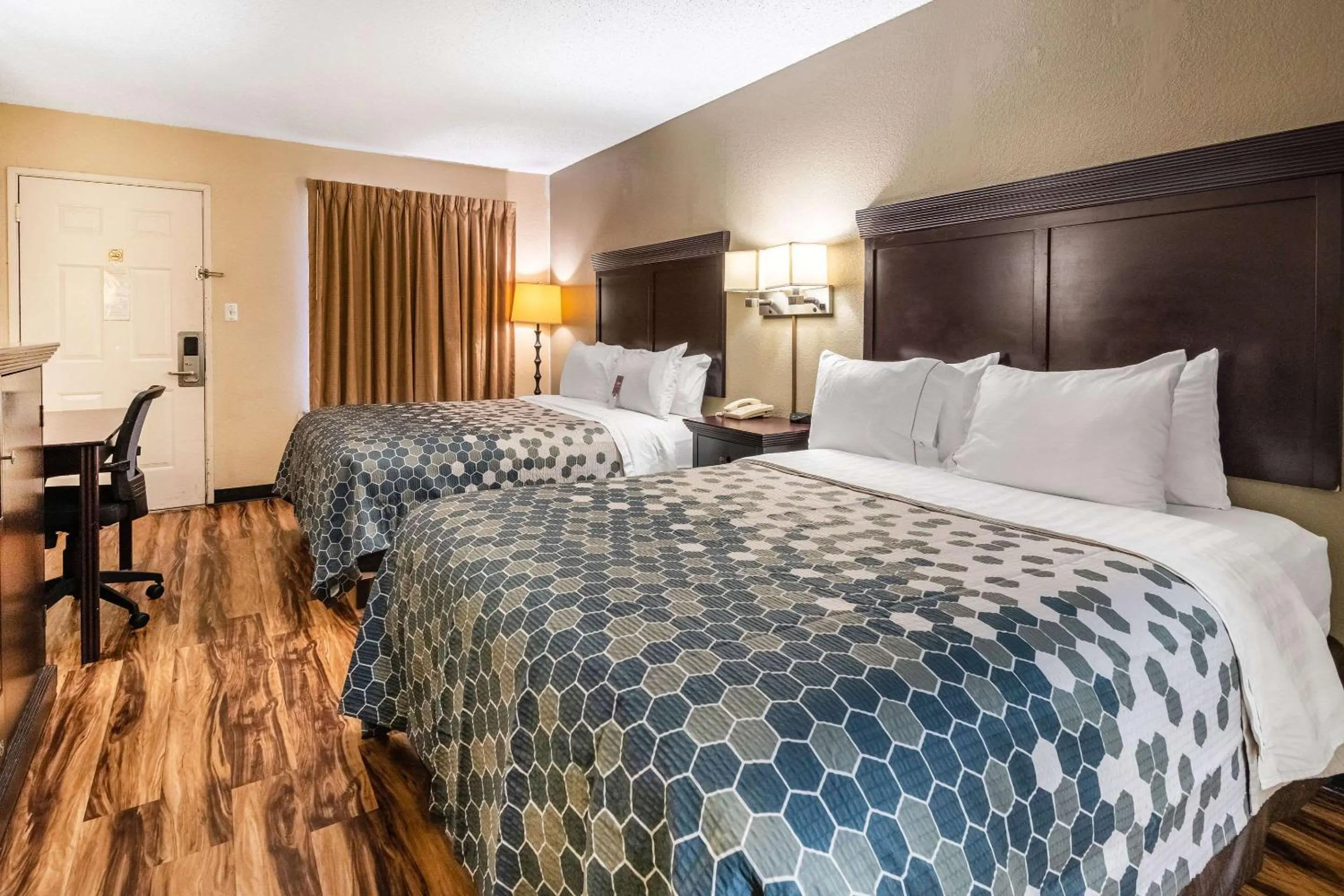 Photo of the whole room, Bed in Econo Lodge Hillsboro I-35