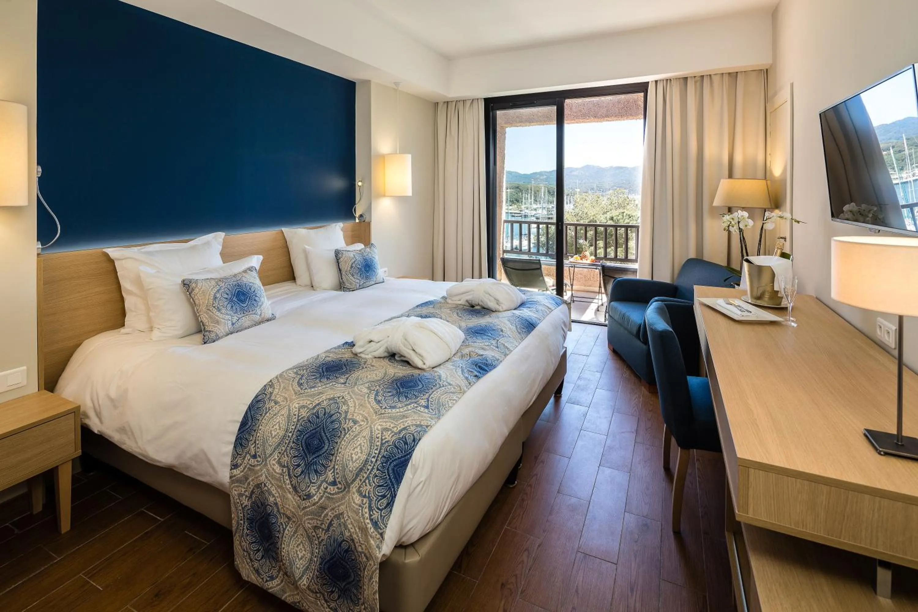 Balcony/Terrace, Bed in Hôtel Helios & SPA - Ile des Embiez