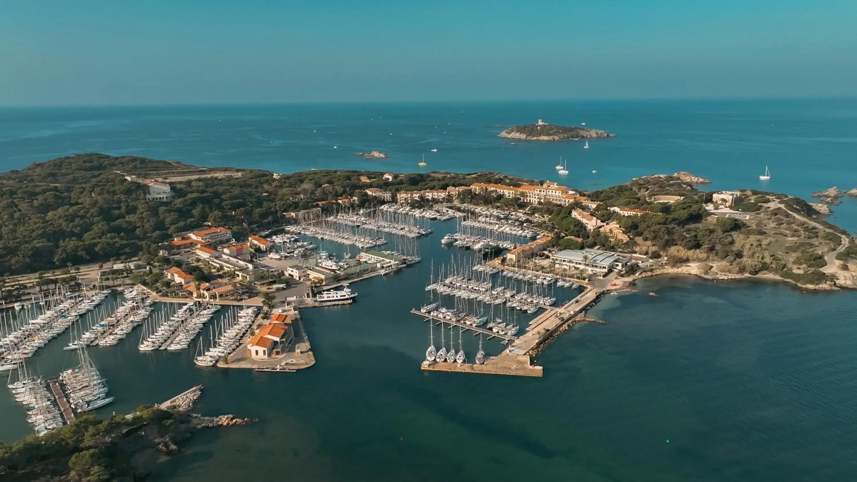 Bird's eye view in Hôtel Helios & SPA - Ile des Embiez Bird's eye view in Hôtel Helios & SPA - Ile des Embiez