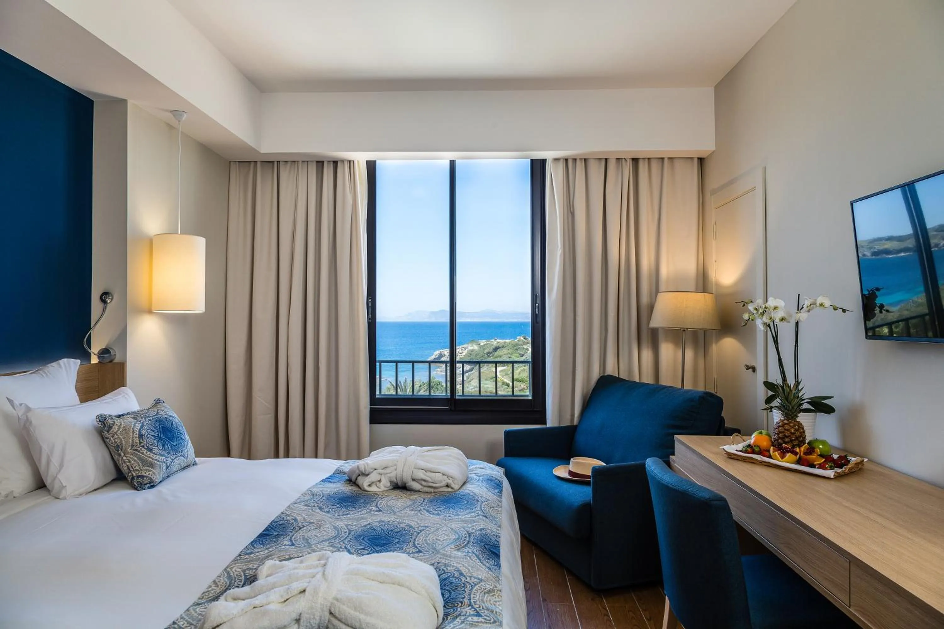 Bedroom, Bed in Hôtel Helios & SPA - Ile des Embiez