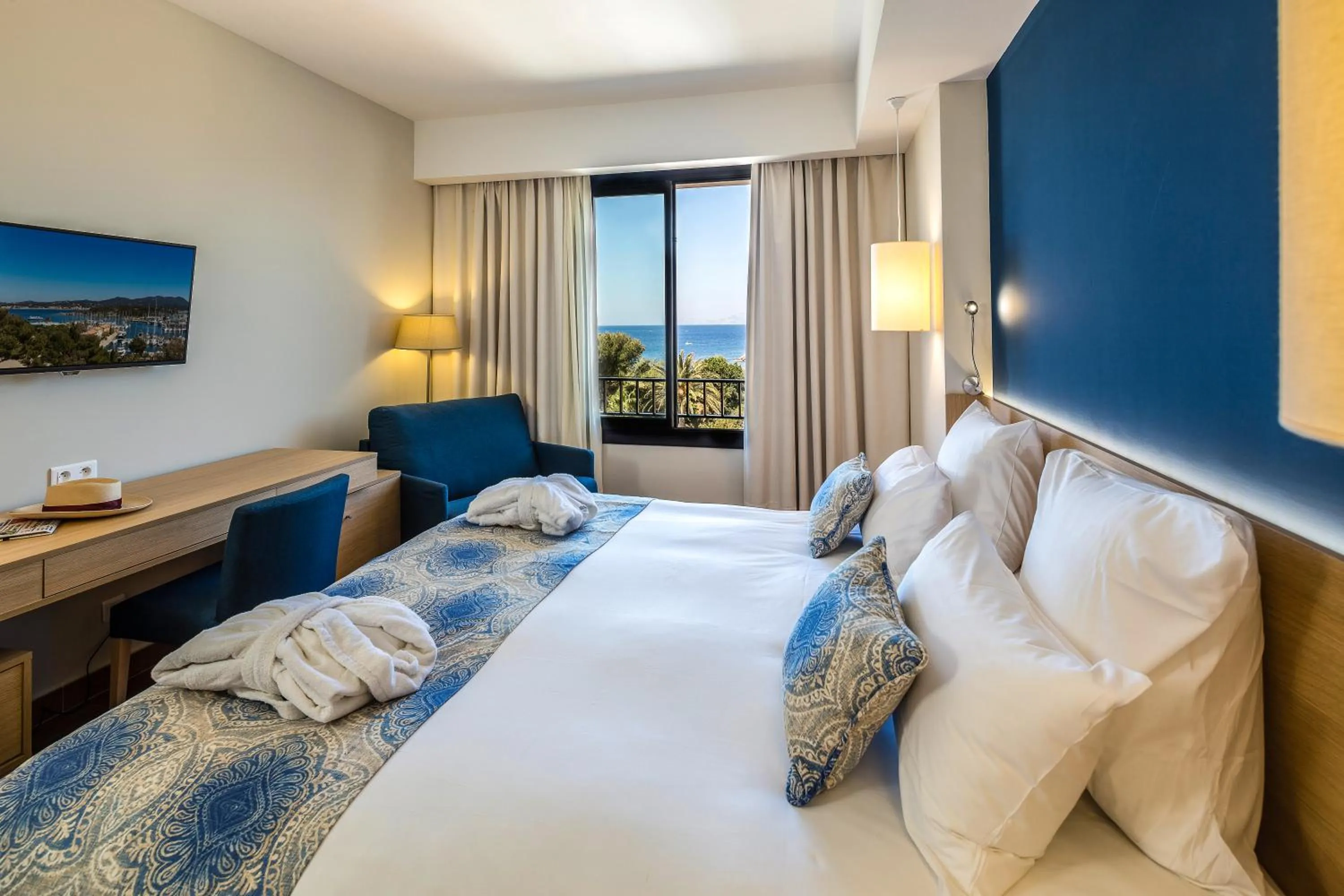 Photo of the whole room, Bed in Hôtel Helios & SPA - Ile des Embiez