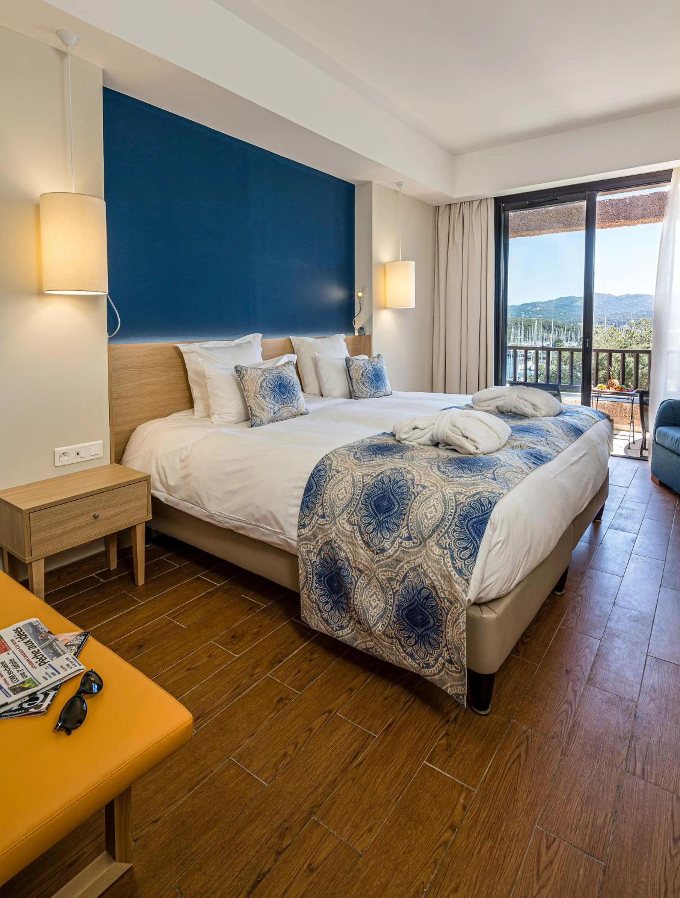 Balcony/Terrace, Bed in Hôtel Helios & SPA - Ile des Embiez