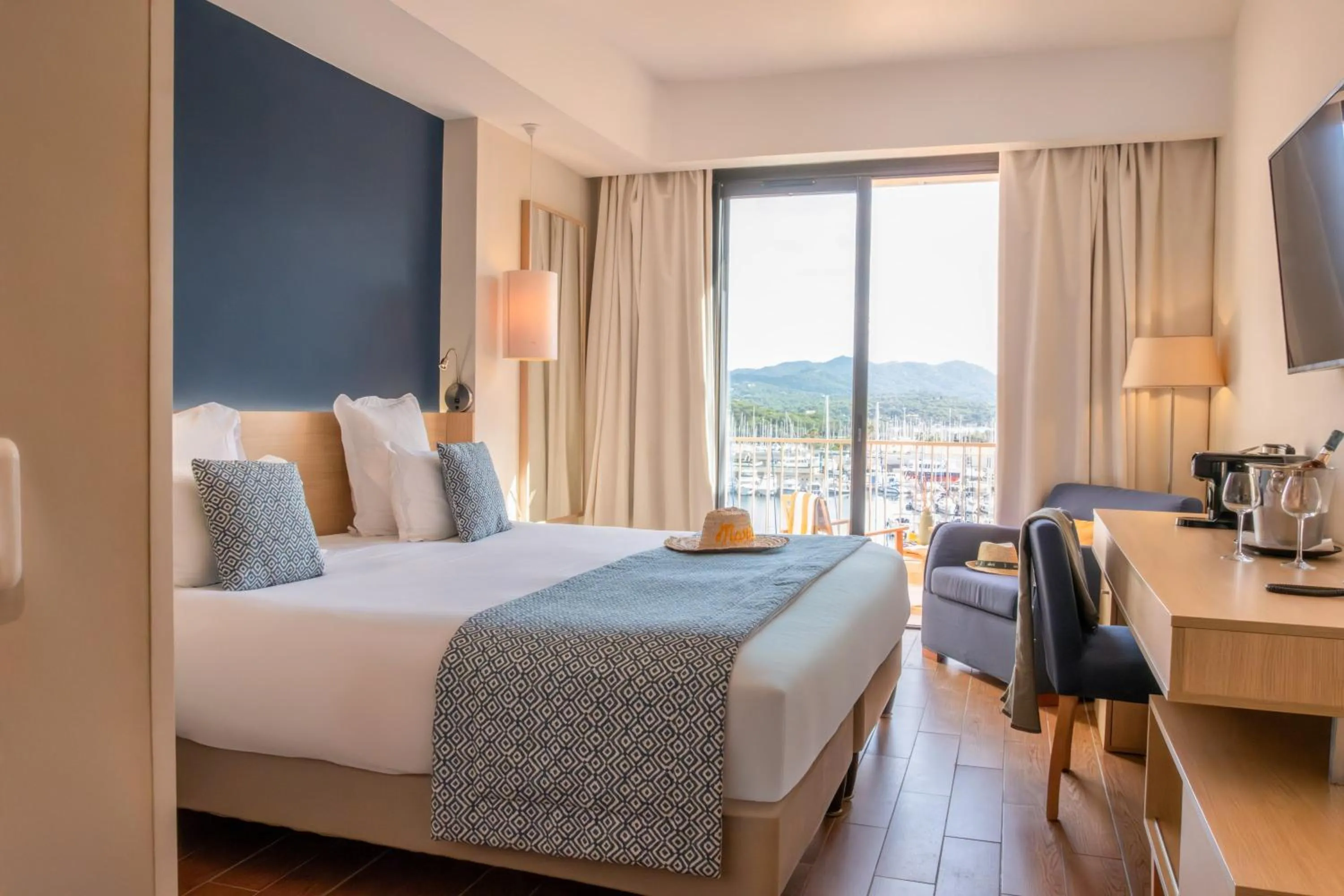 Bedroom, Bed in Hôtel Helios & SPA - Ile des Embiez