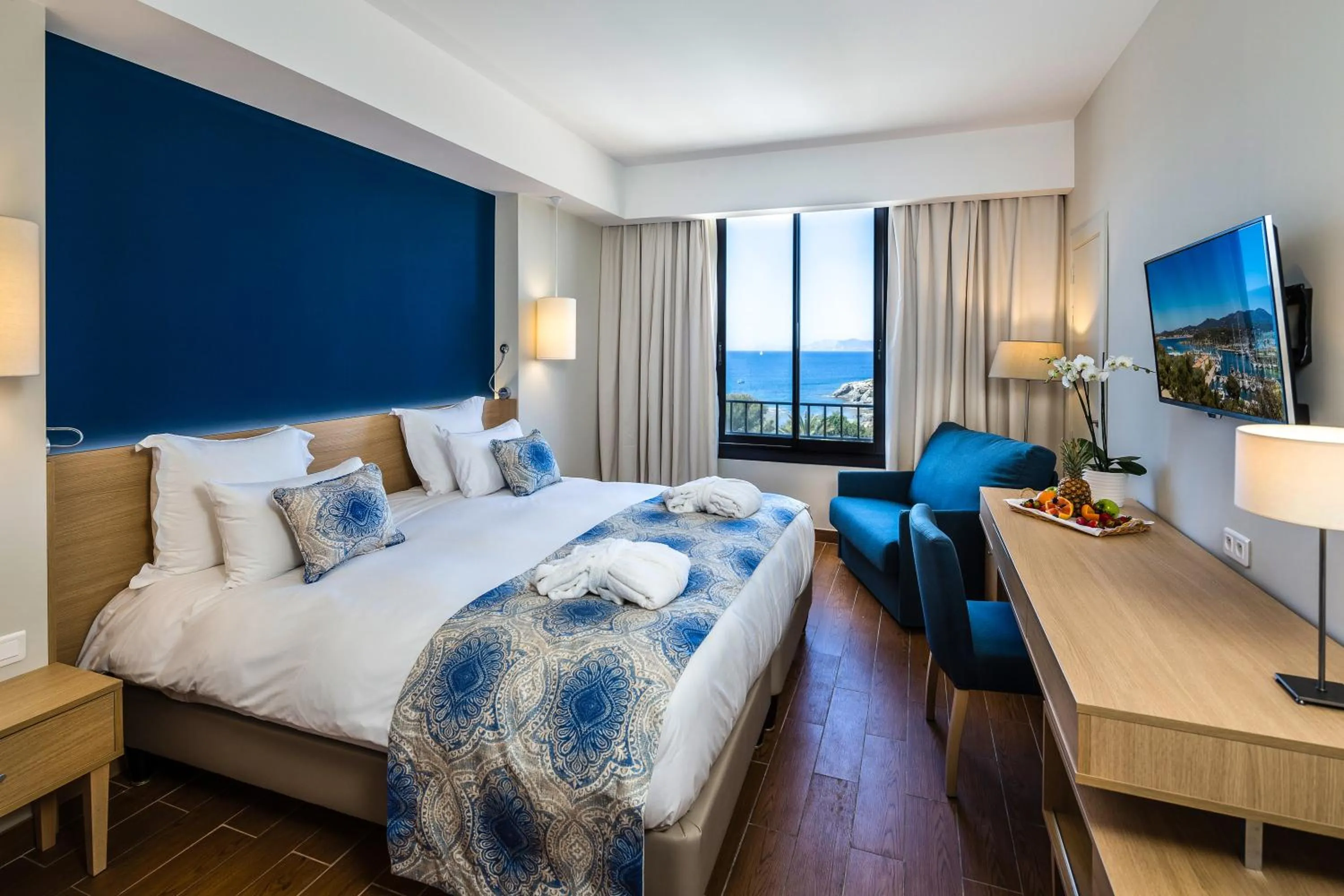 Photo of the whole room, Bed in Hôtel Helios & SPA - Ile des Embiez