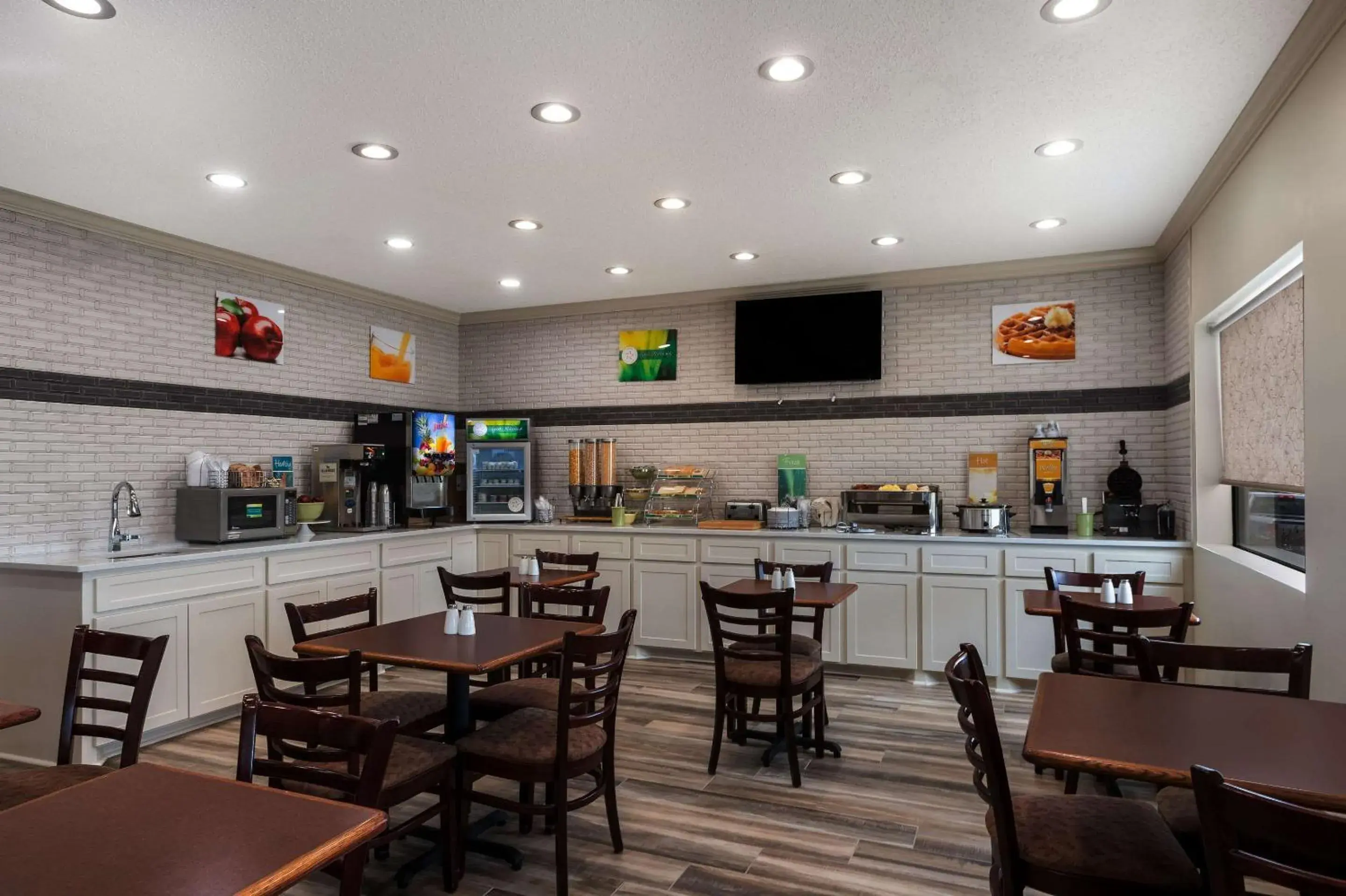 Breakfast in Quality Inn & Suites Pearl-Jackson Breakfast in Quality Inn & Suites Pearl-Jackson