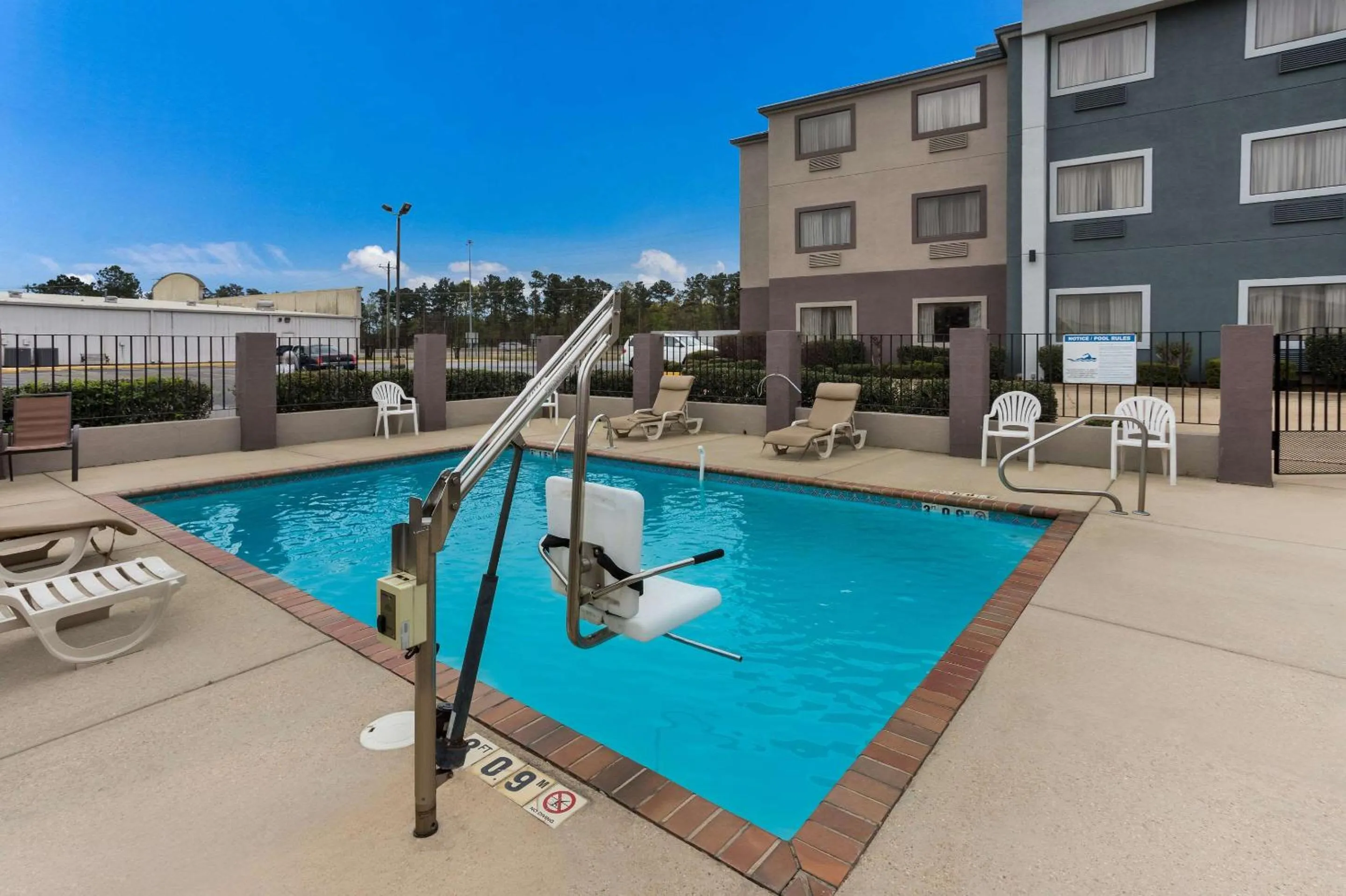 Swimming pool in Quality Inn & Suites Pearl-Jackson