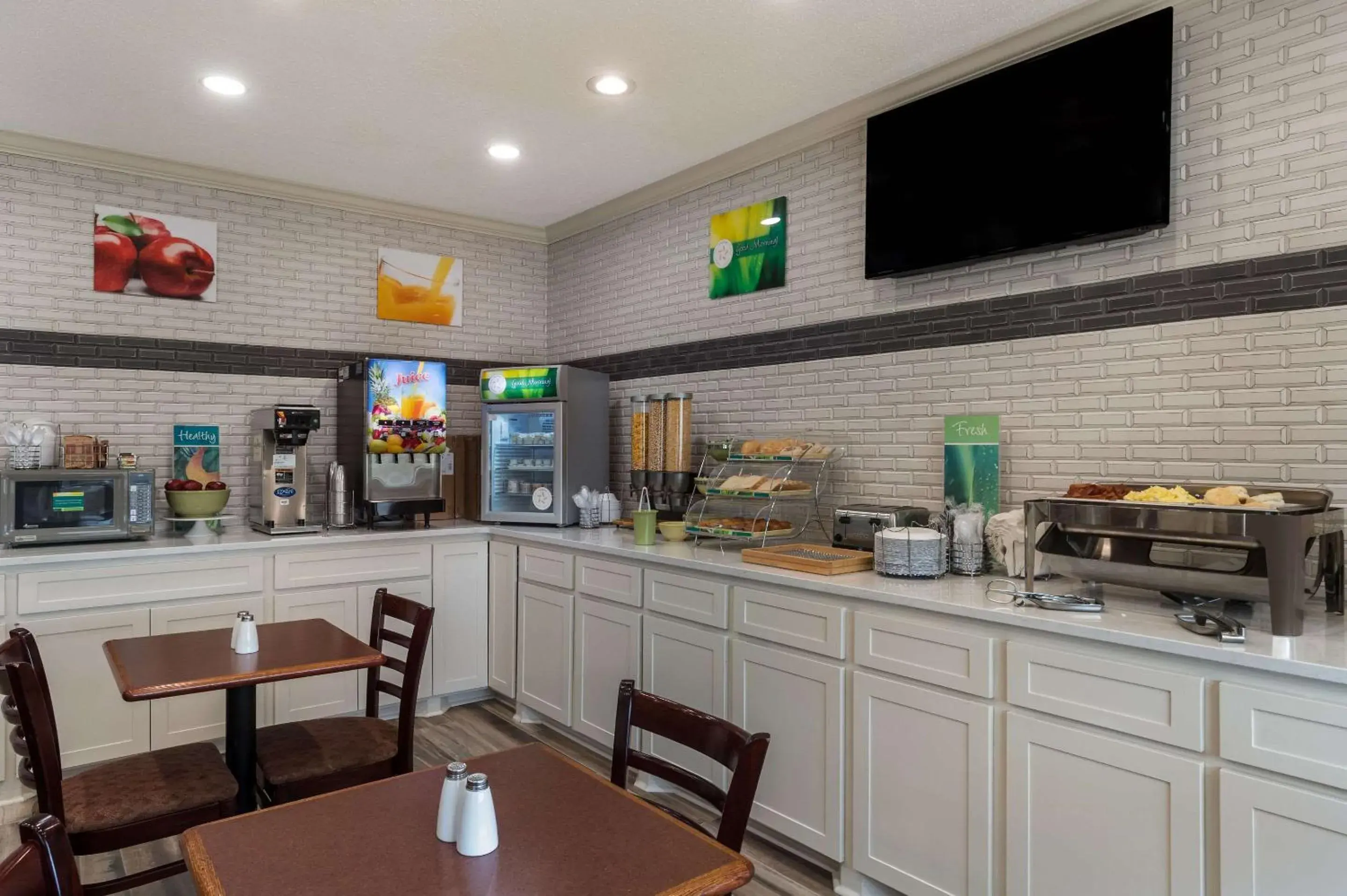 Breakfast in Quality Inn & Suites Pearl-Jackson Breakfast in Quality Inn & Suites Pearl-Jackson