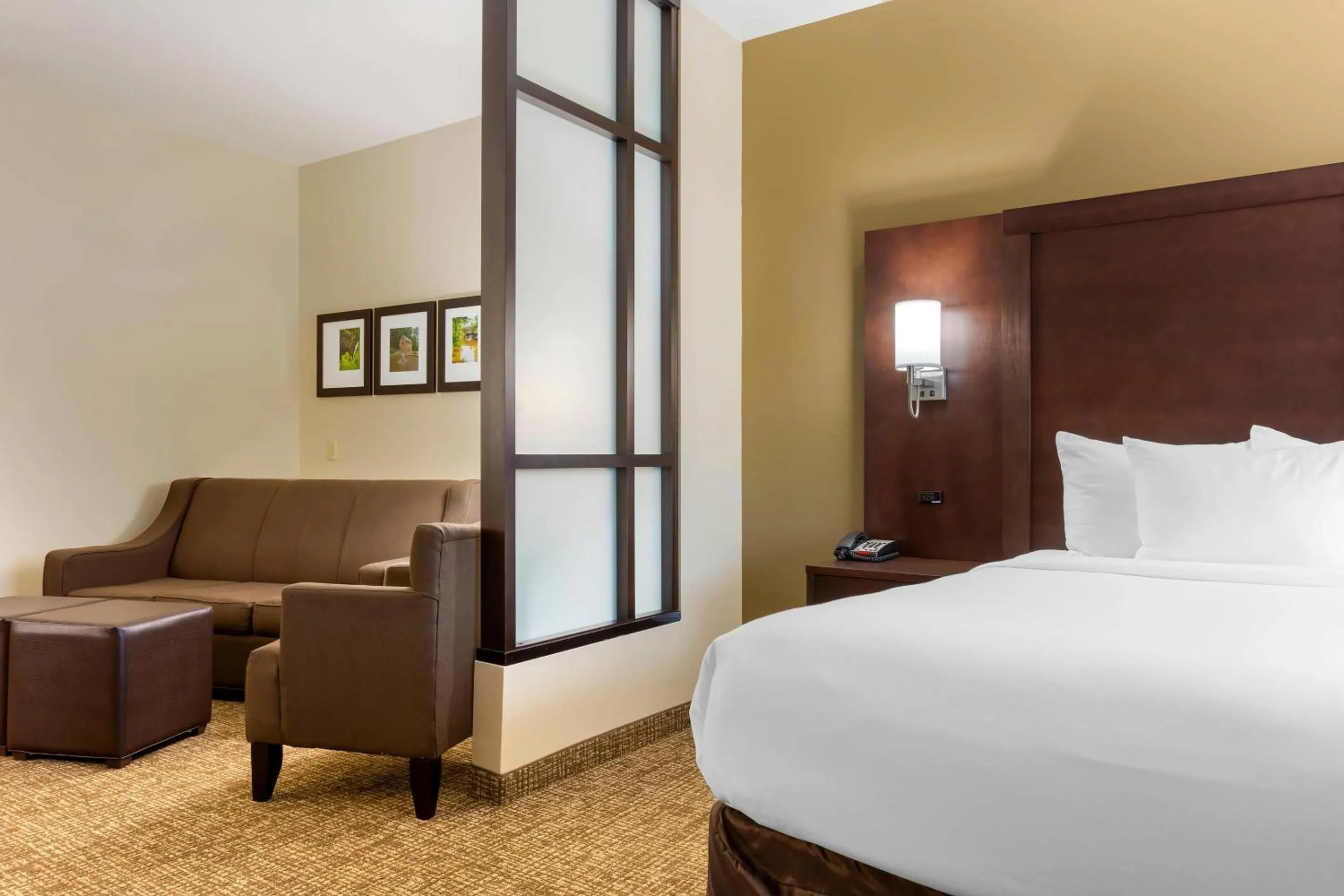 Bedroom, Bed in Comfort Suites Little Rock West