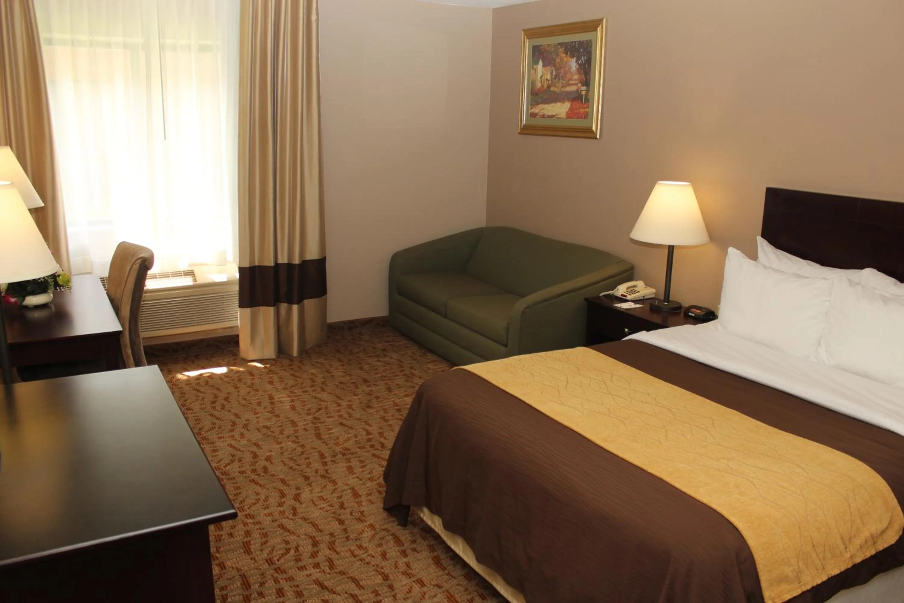 Bedroom, Bed in Quality Inn Lockport