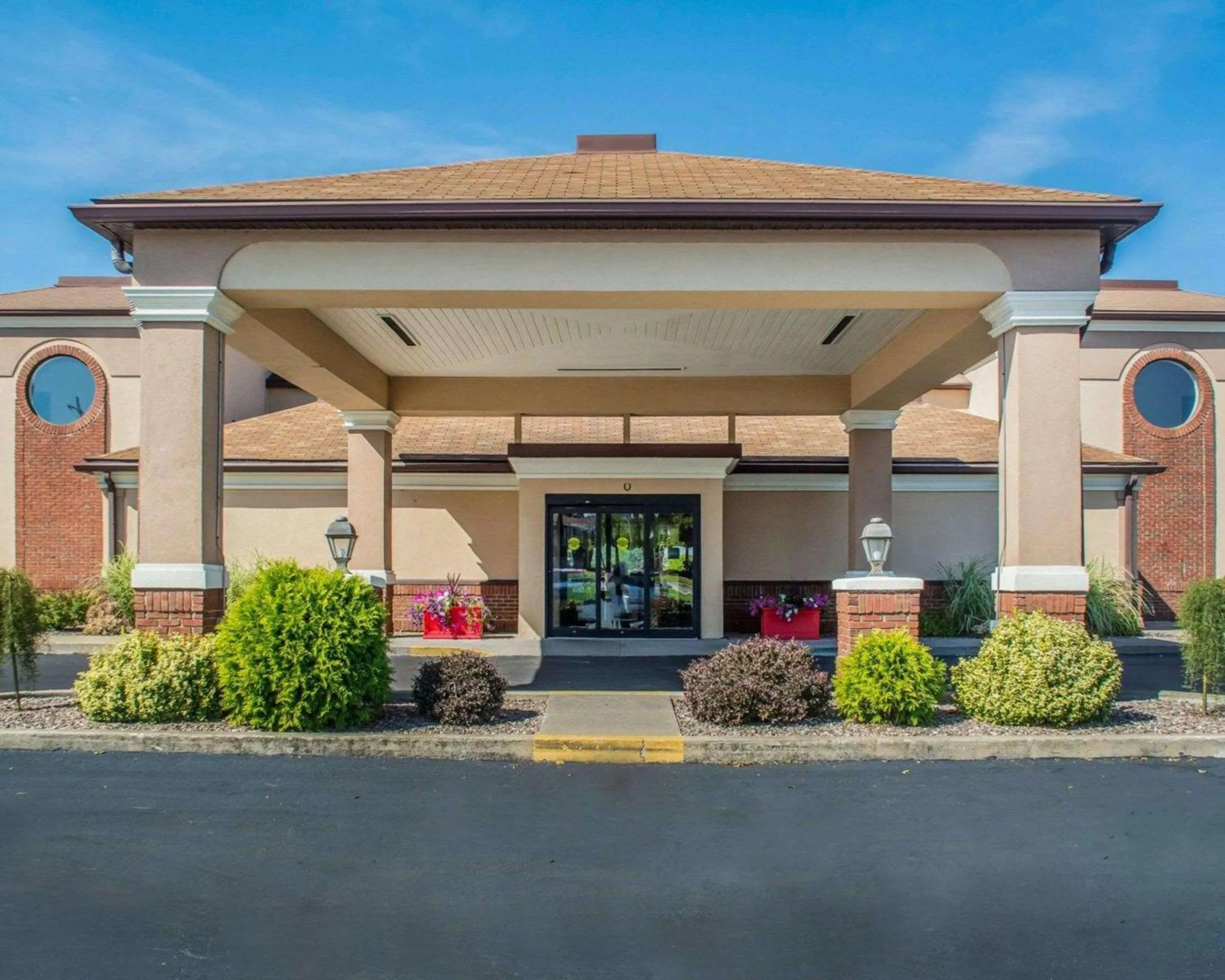 Property building in Quality Inn Lockport