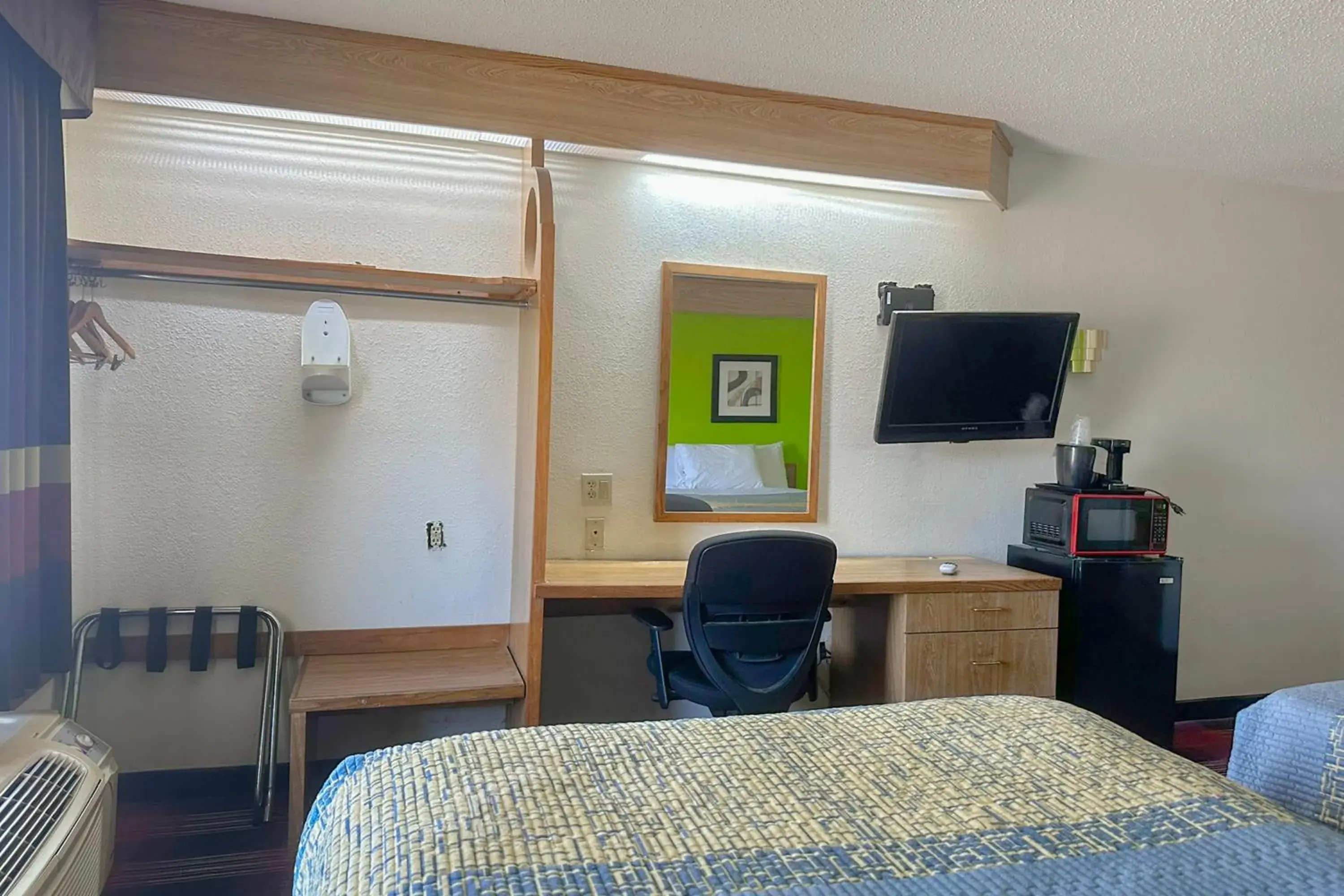 Bedroom, Bed in Classic Inn By OYO I- 240 Near Memphis Airport Bedroom, Bed in Classic Inn By OYO I- 240 Near Memphis Airport