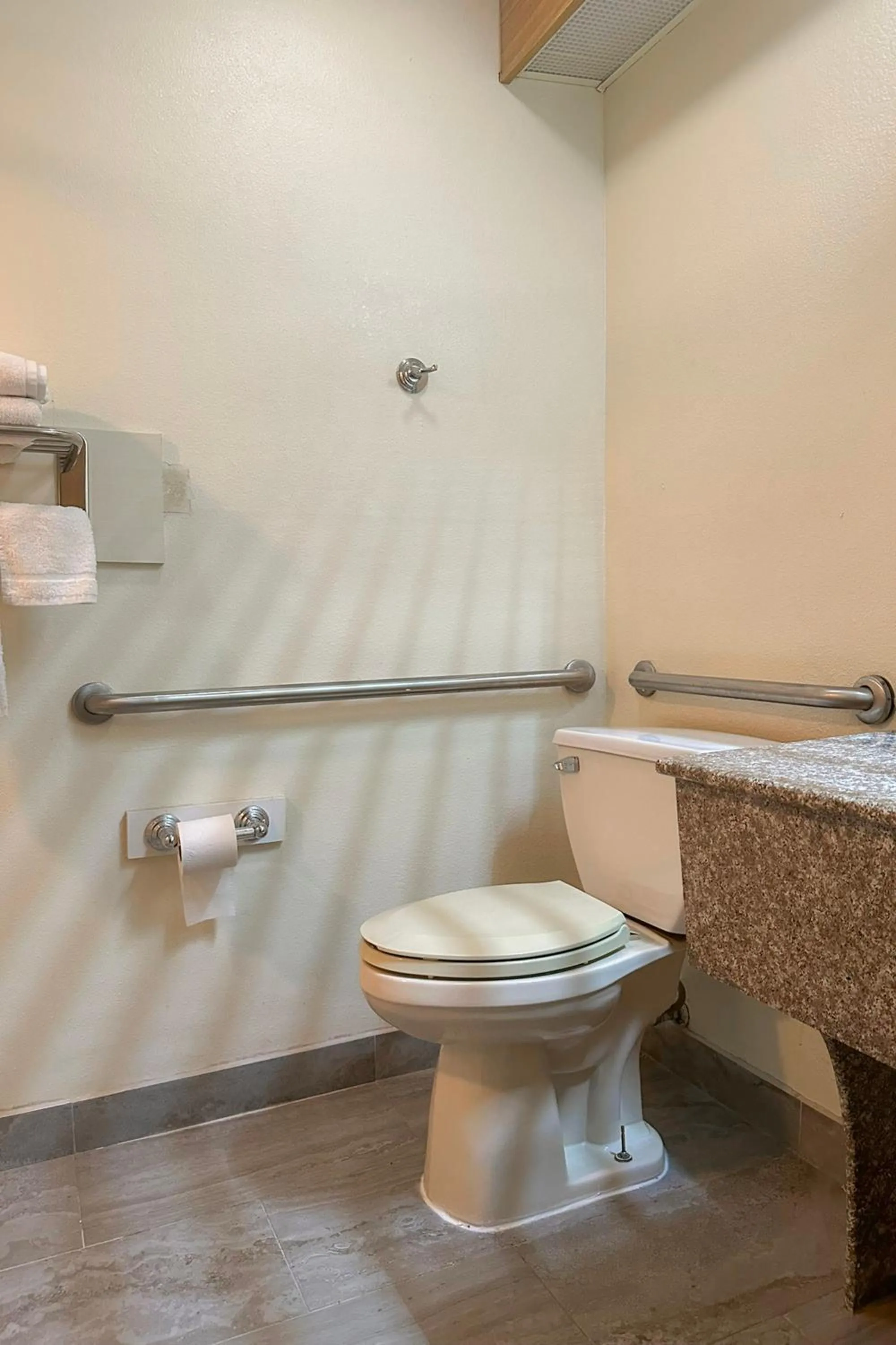 Bathroom in Classic Inn By Townhouse American Way Memphis I 240