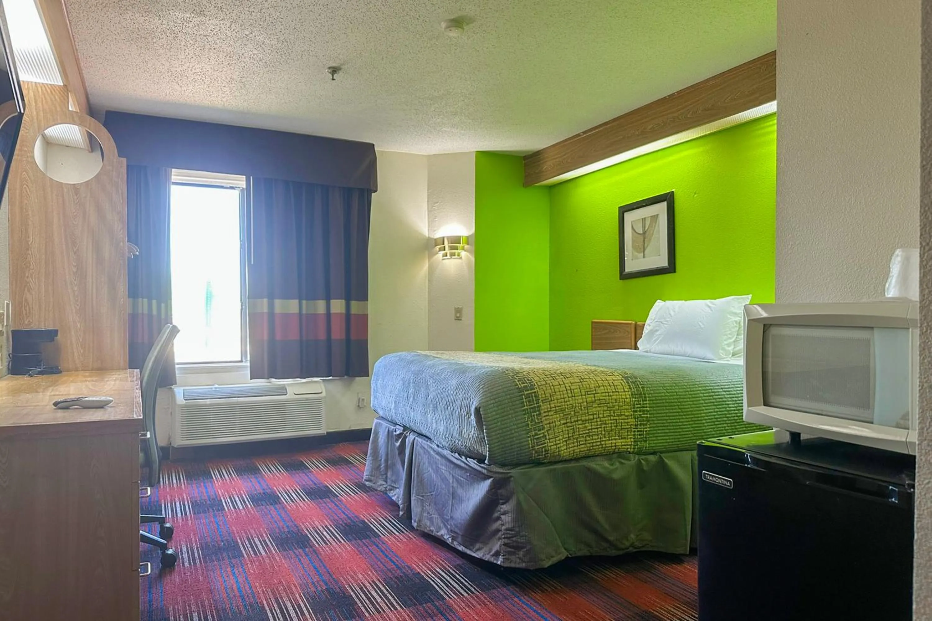 Bedroom, Bed in Classic Inn By Townhouse American Way Memphis I 240