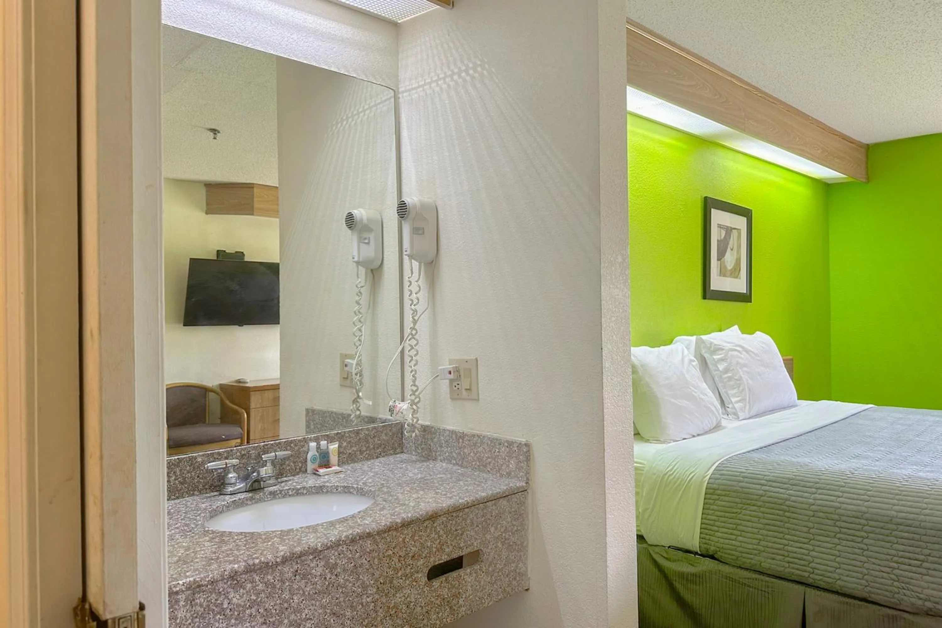 Bathroom, Bed in Classic Inn By Townhouse American Way Memphis I 240