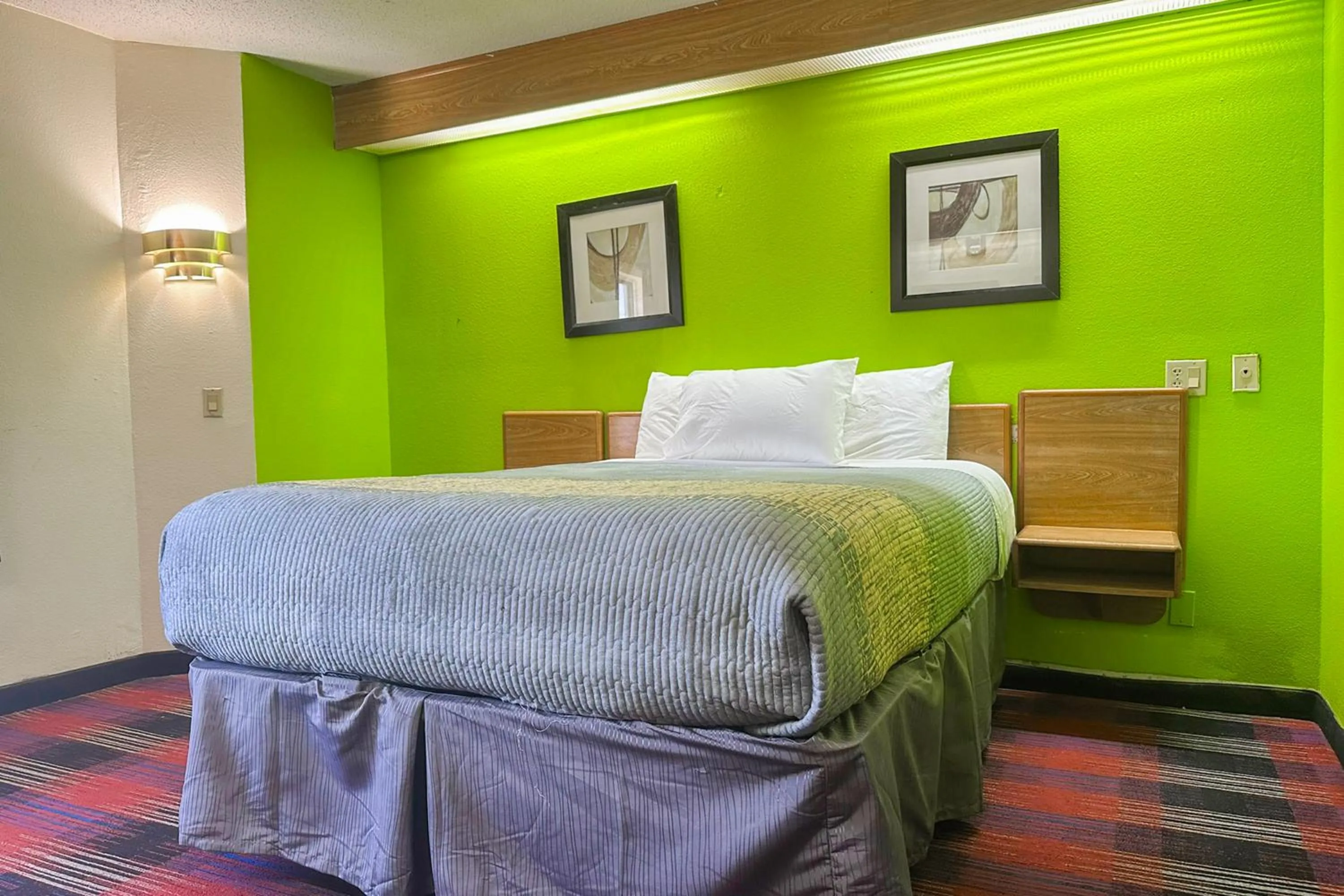 Bedroom, Bed in Classic Inn By Townhouse American Way Memphis I 240