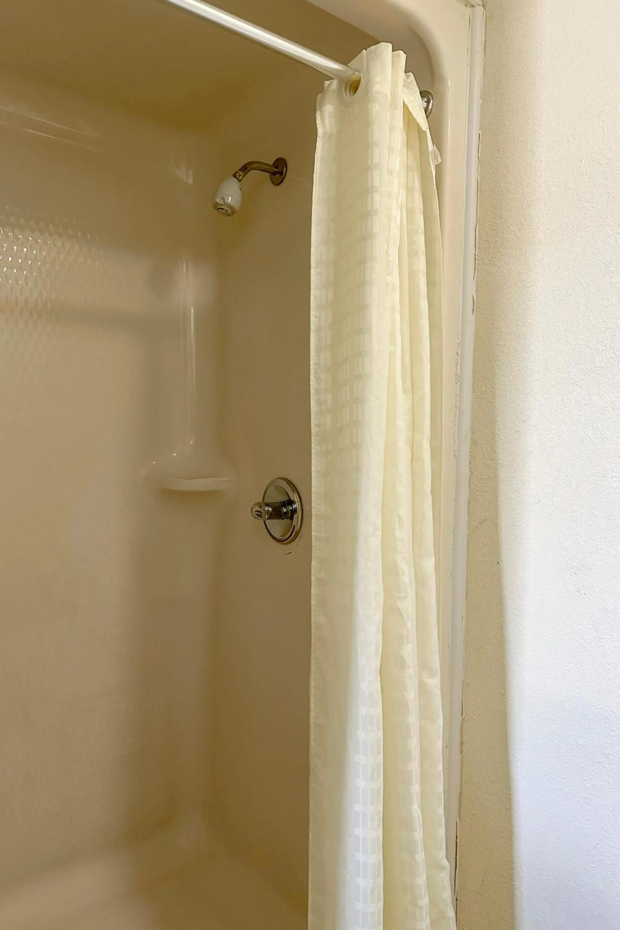Shower in Classic Inn By Townhouse American Way Memphis I 240