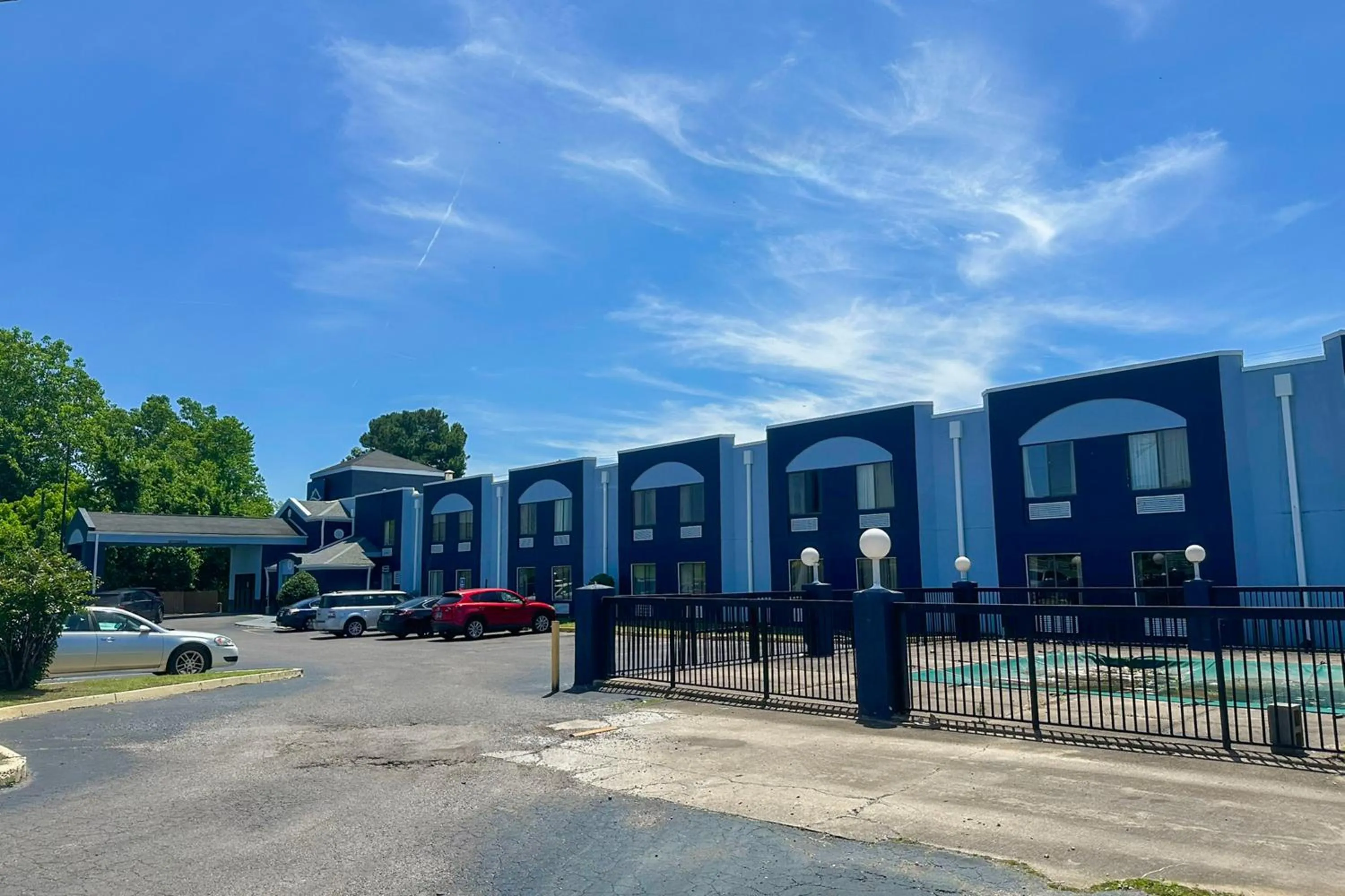 Parking in Classic Inn By Townhouse American Way Memphis I 240