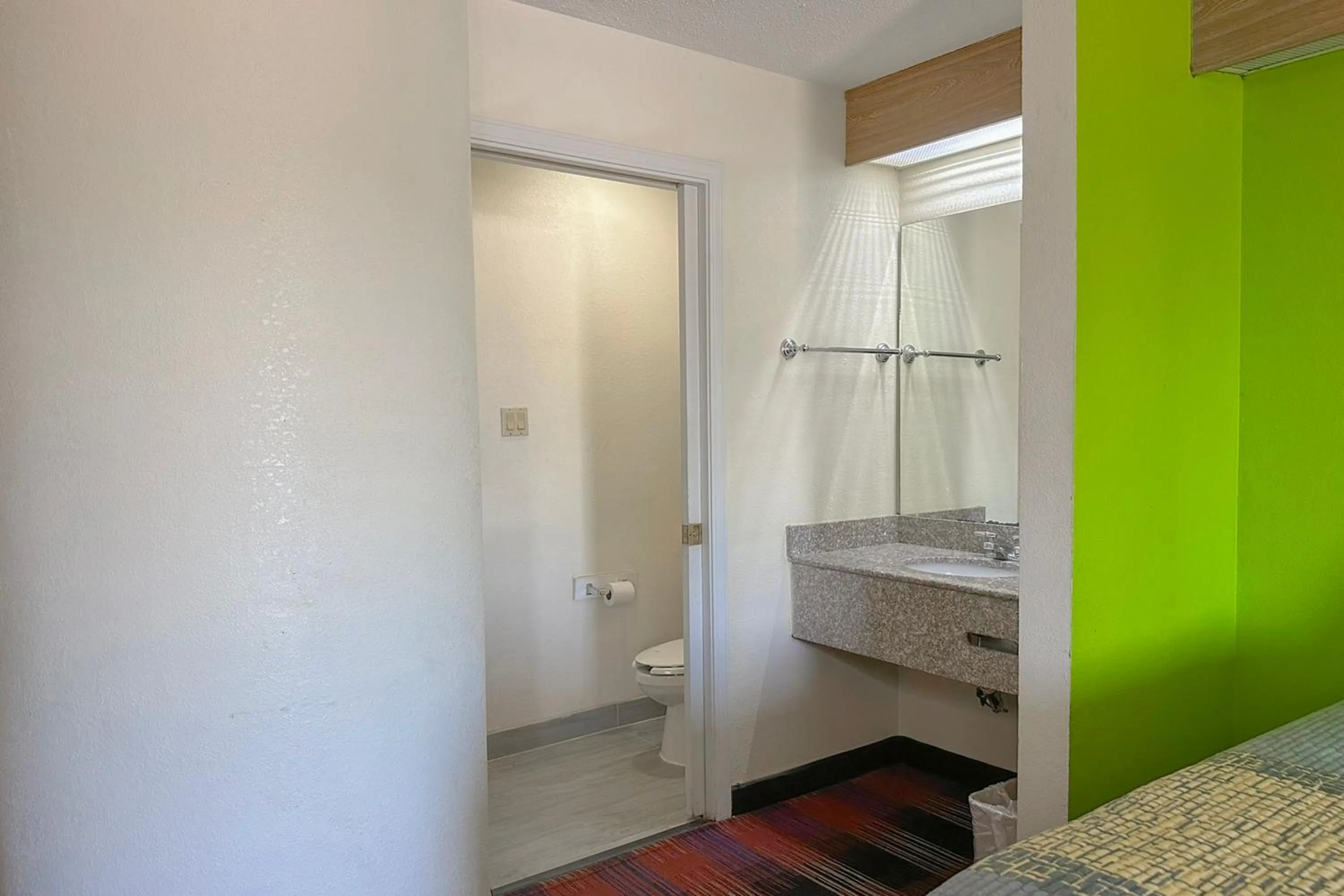 Bathroom, Bed in Classic Inn By Townhouse American Way Memphis I 240