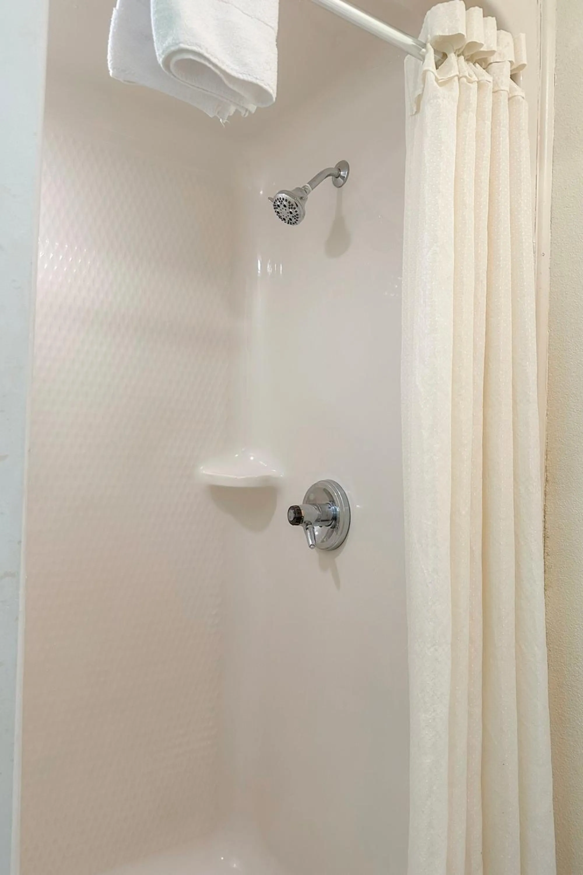 Shower in Classic Inn By Townhouse American Way Memphis I 240