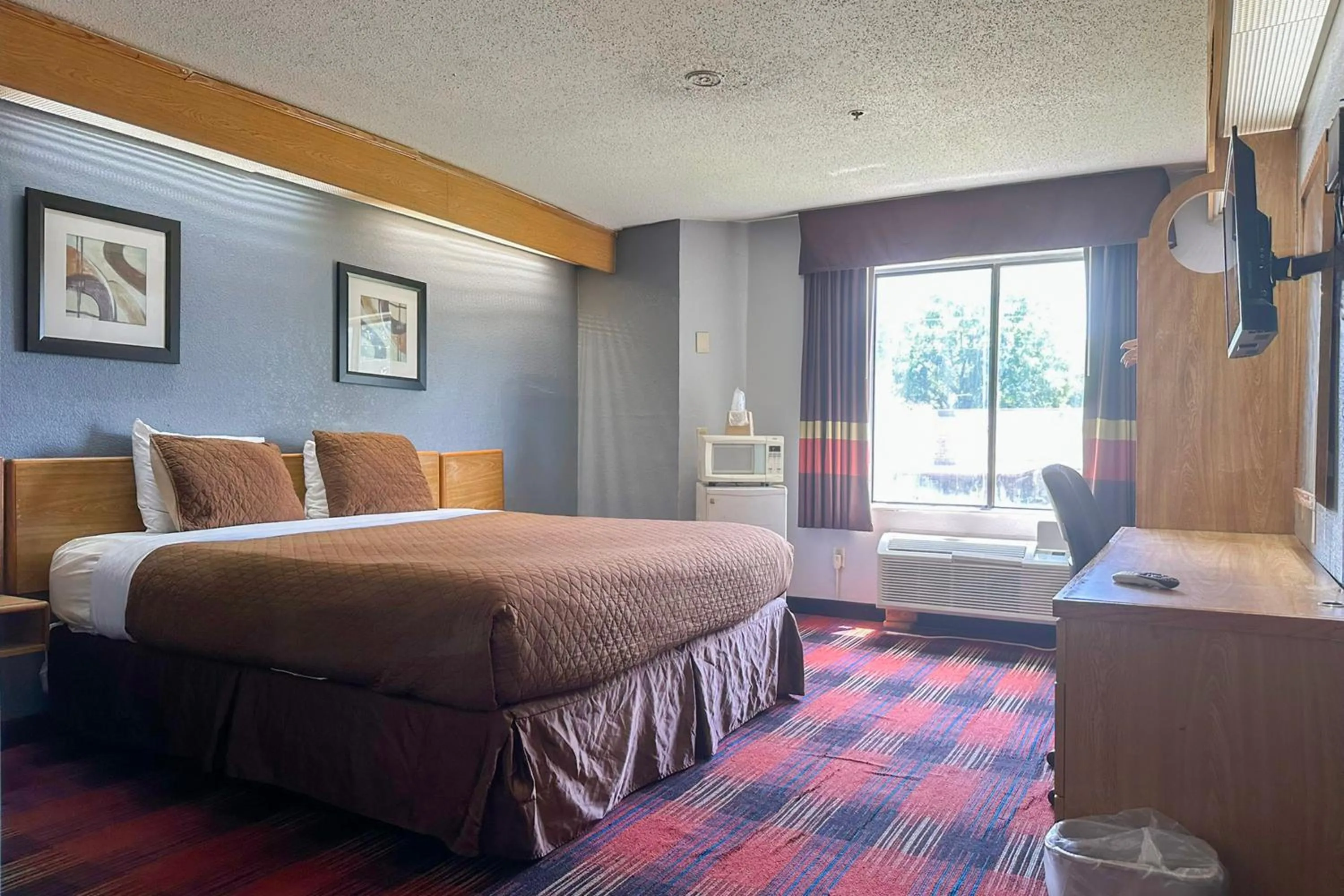 Bedroom, Bed in Classic Inn By Townhouse American Way Memphis I 240