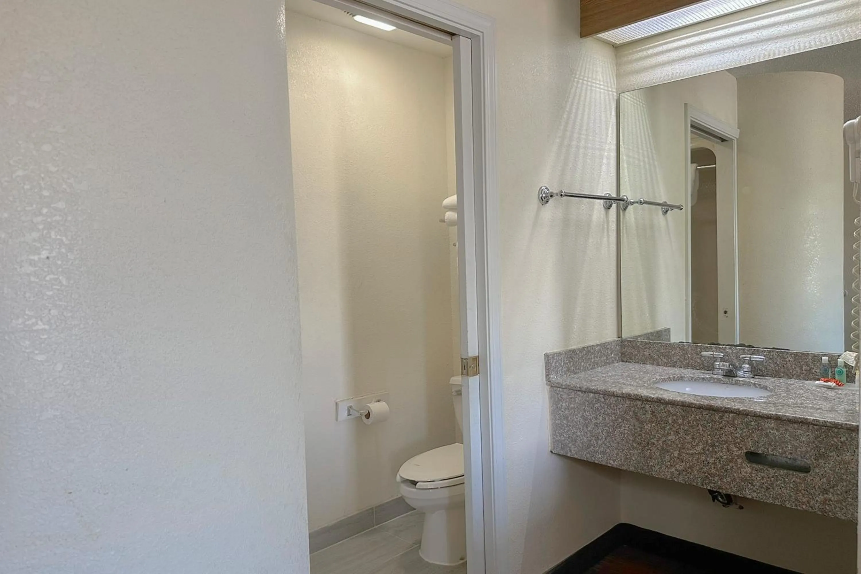 Bathroom in Classic Inn By Townhouse American Way Memphis I 240