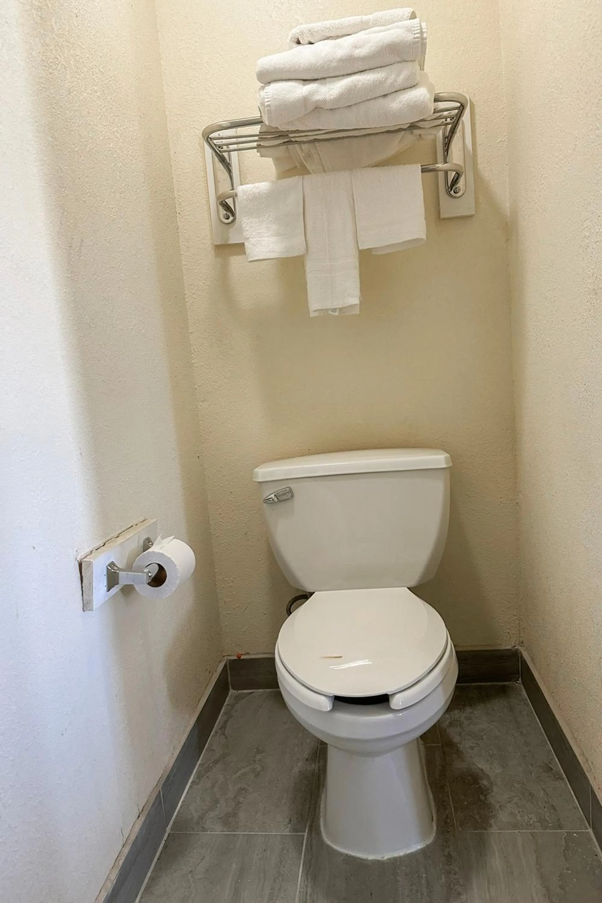 Bathroom in Classic Inn By Townhouse American Way Memphis I 240