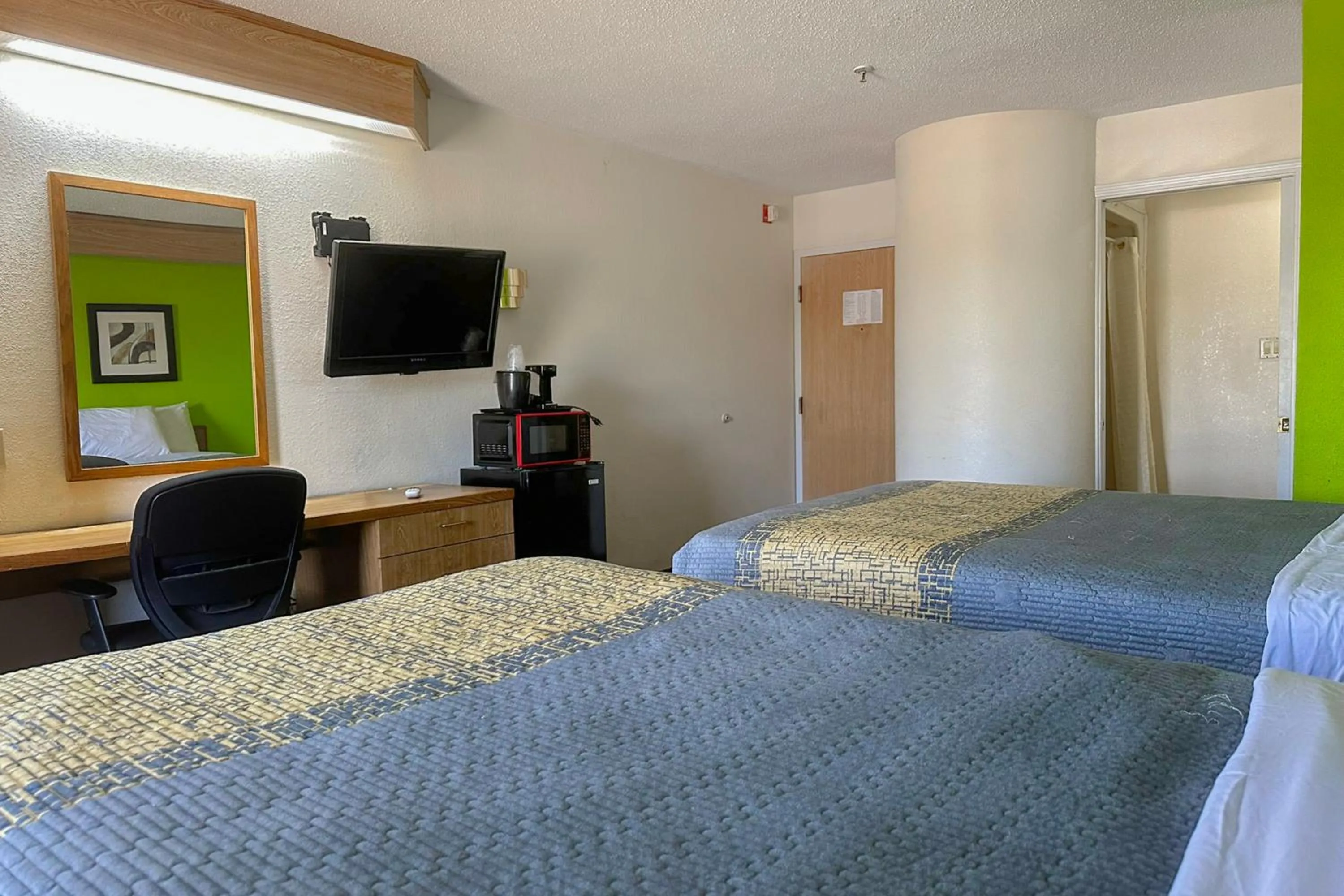 Bedroom, Bed in Classic Inn By Townhouse American Way Memphis I 240