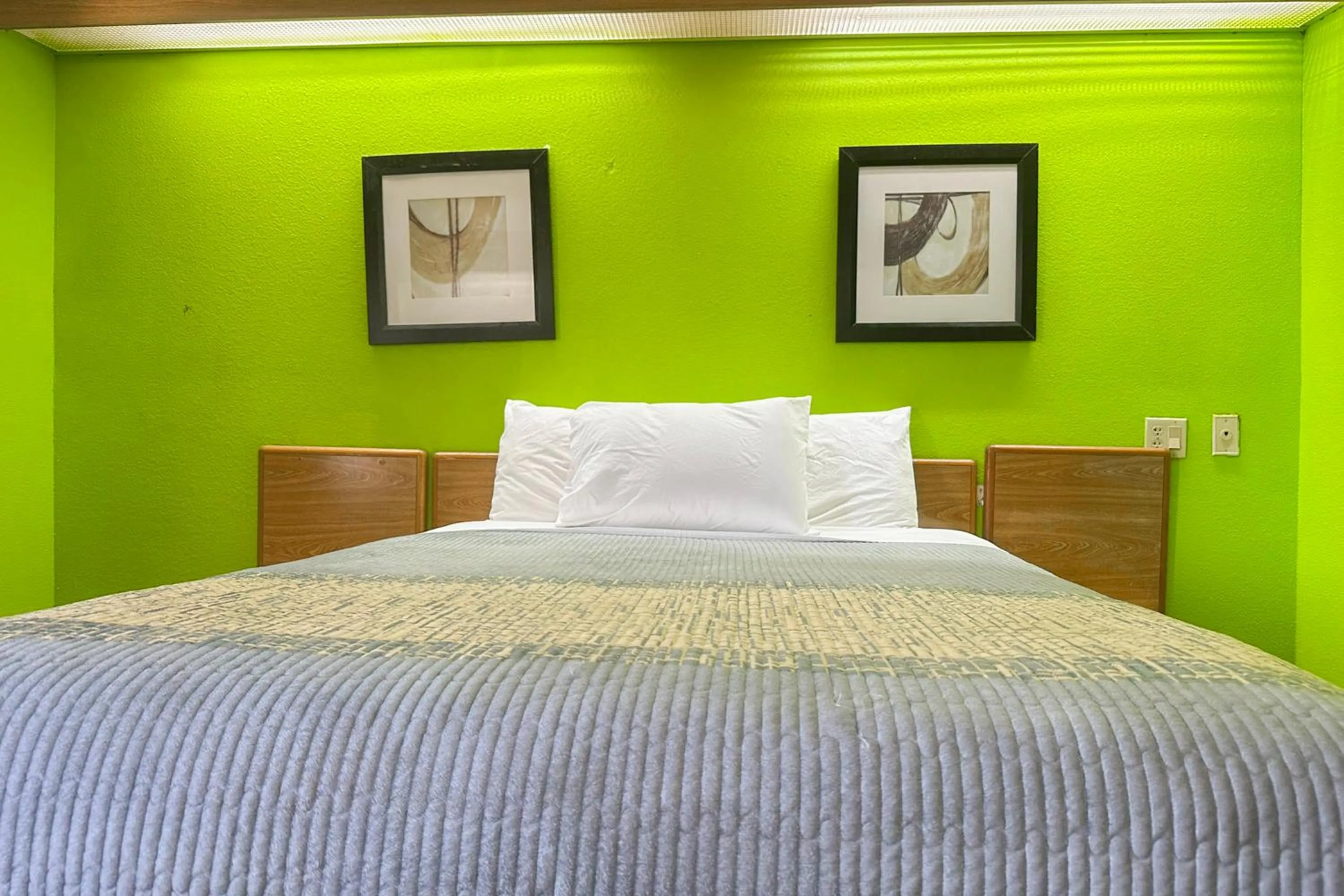 Bedroom, Bed in Classic Inn By Townhouse American Way Memphis I 240