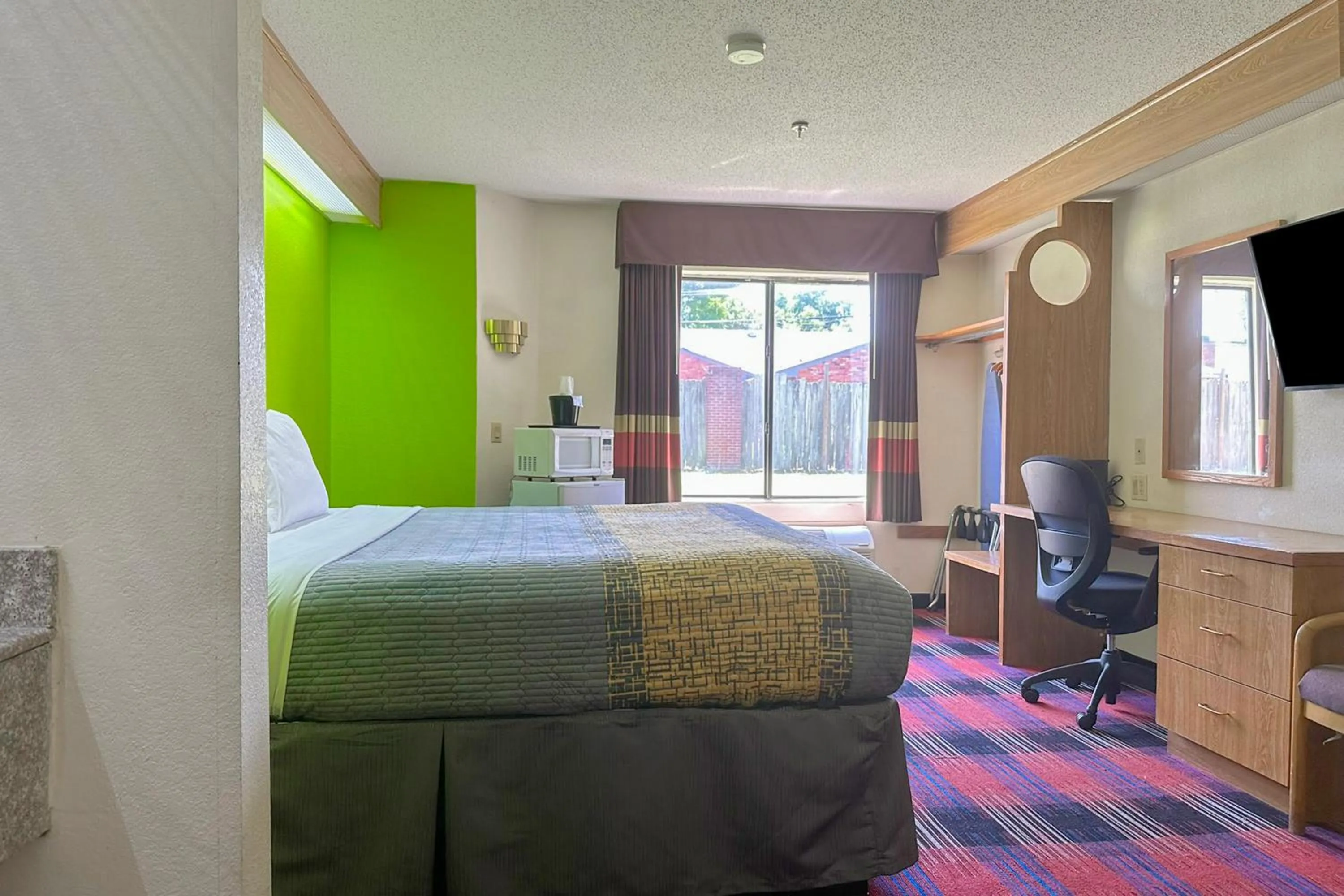 Bedroom, Bed in Classic Inn By Townhouse American Way Memphis I 240