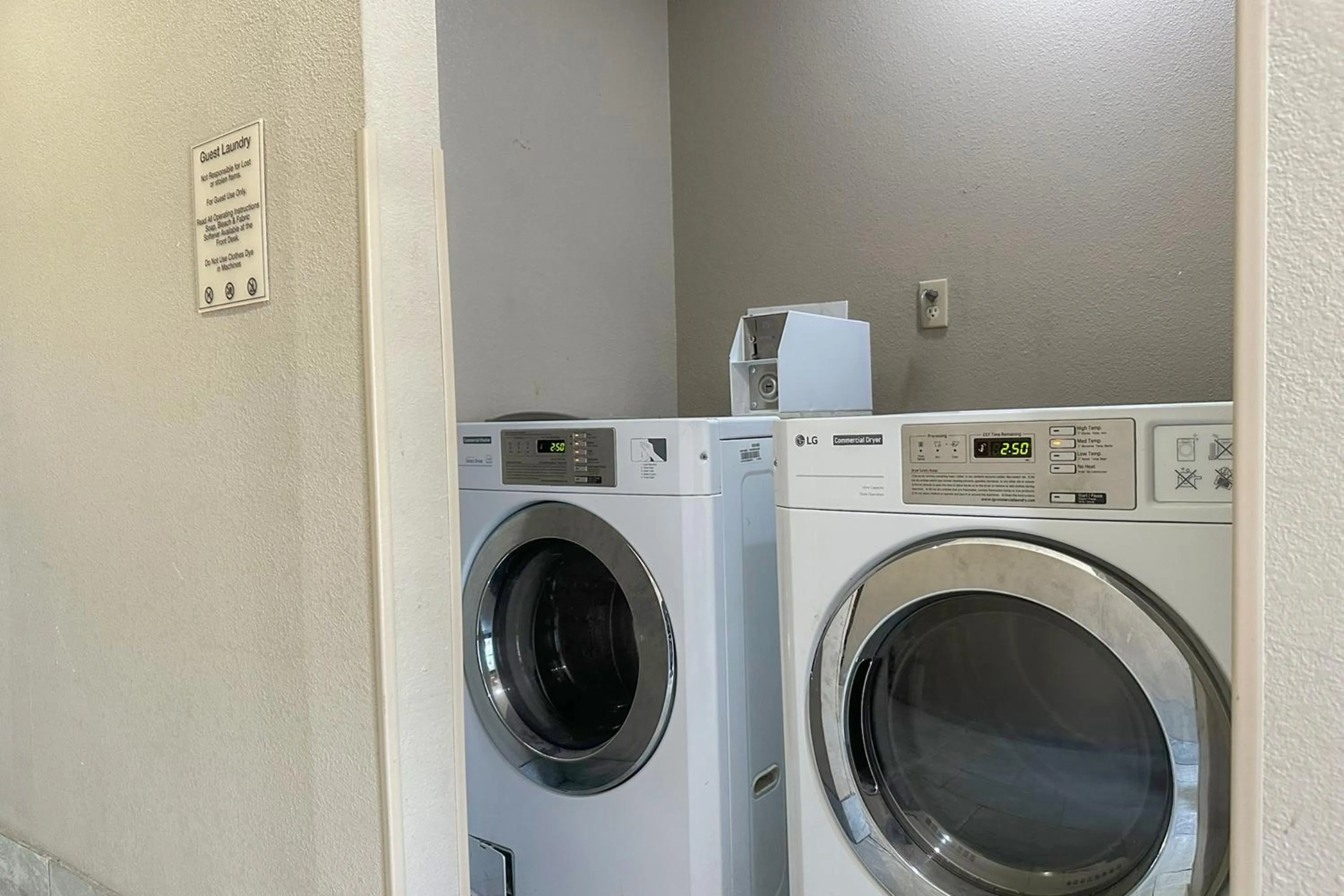 washing machine in Classic Inn By Townhouse American Way Memphis I 240