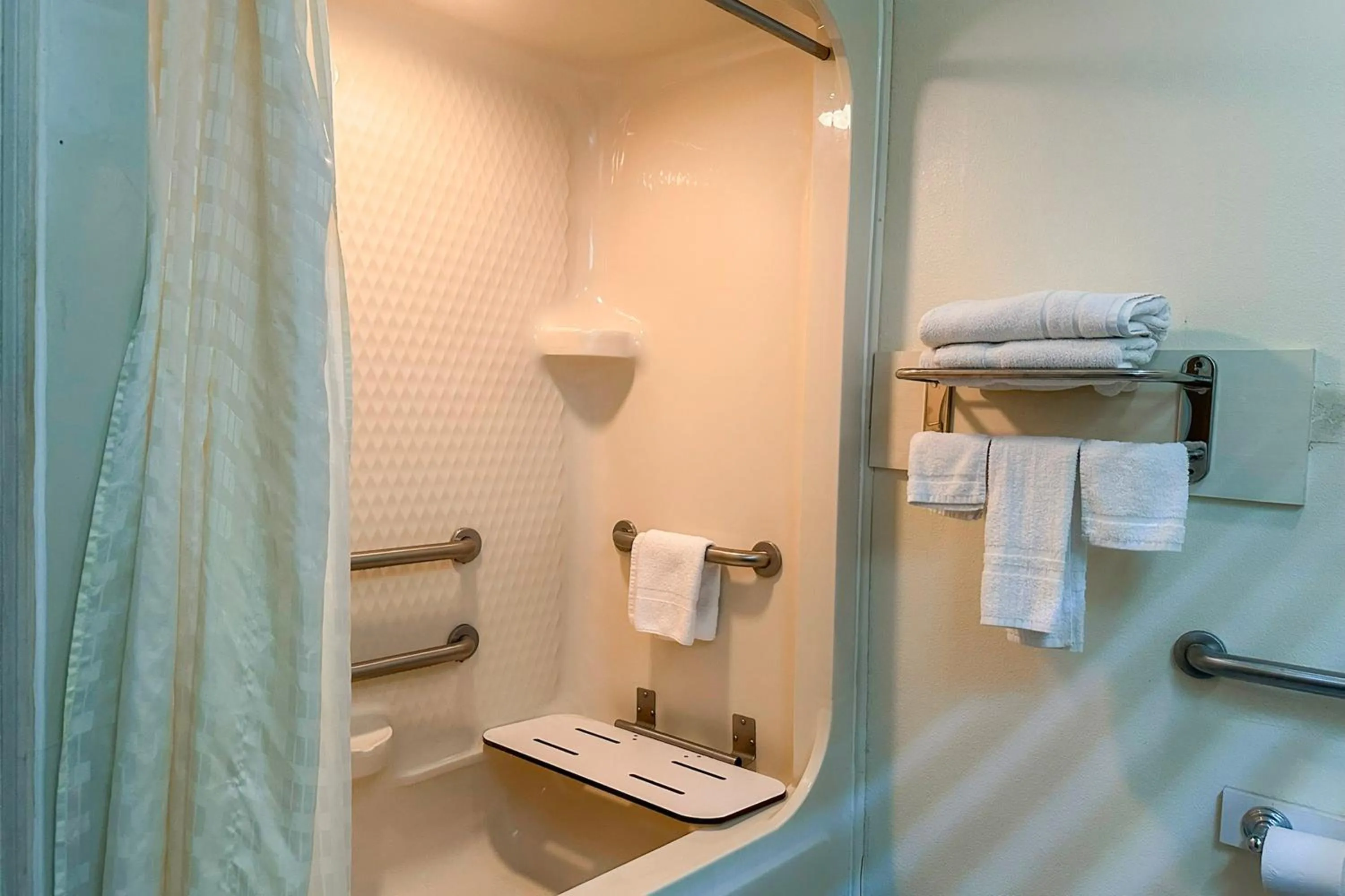 Bathroom in Classic Inn By Townhouse American Way Memphis I 240