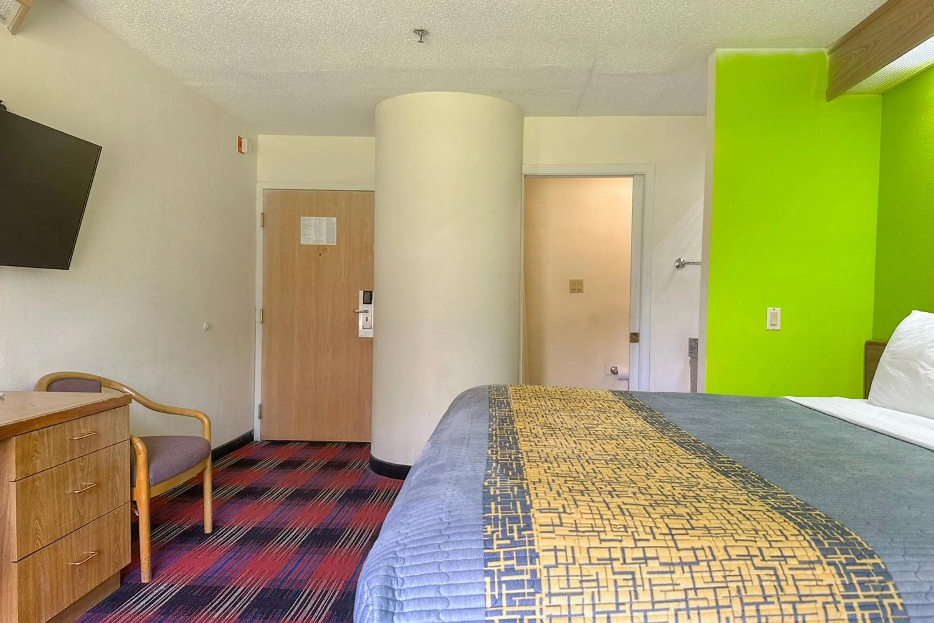 Bedroom, Bed in Classic Inn By Townhouse American Way Memphis I 240