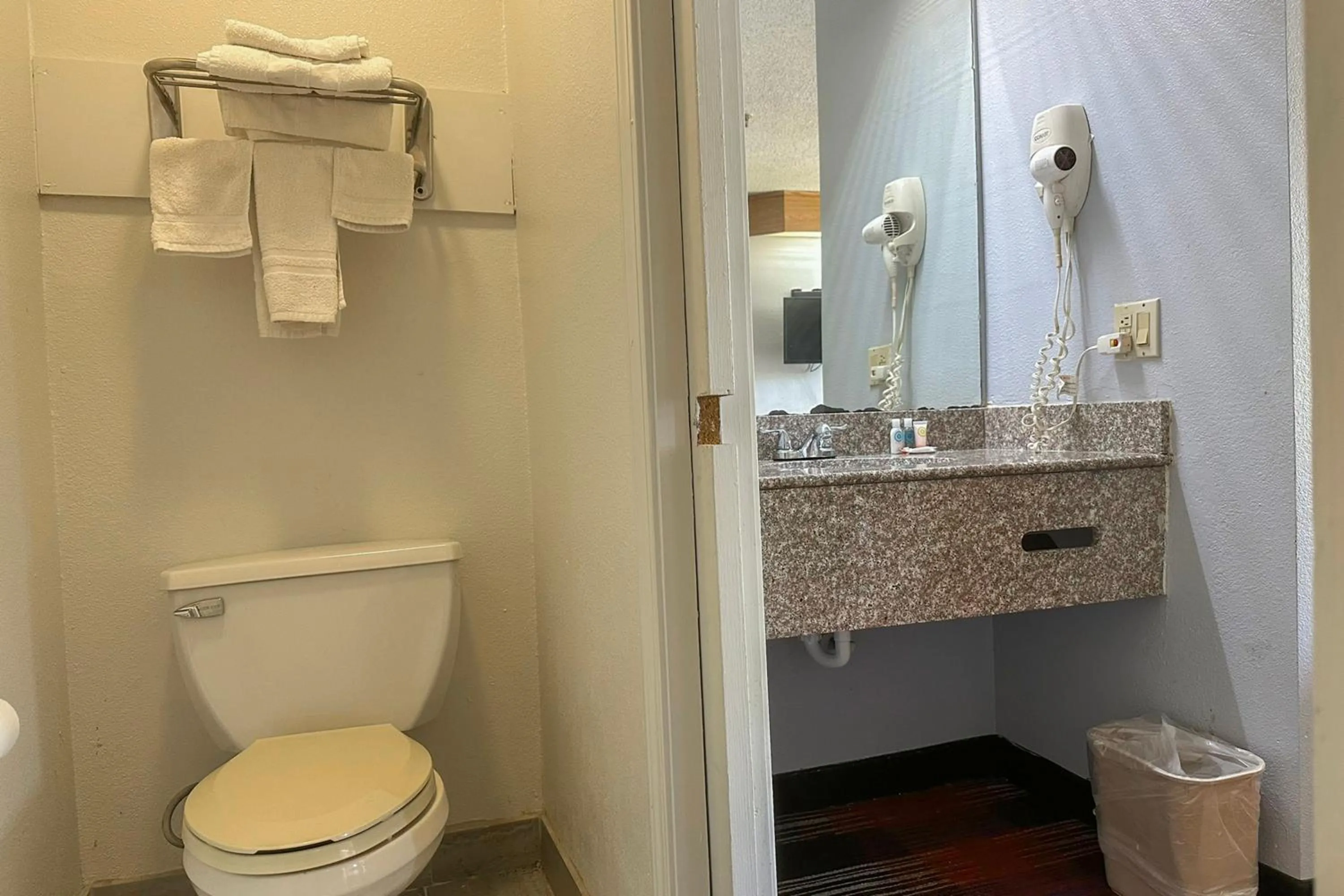 Bathroom in Classic Inn By Townhouse American Way Memphis I 240